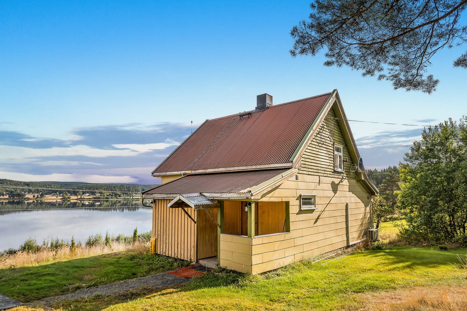 Boligen ligger på en fantastisk utsiktstomt. Her kan du nyte utsikten mot Råsan. Det er også kort vei til Smestadlandet badeplass.