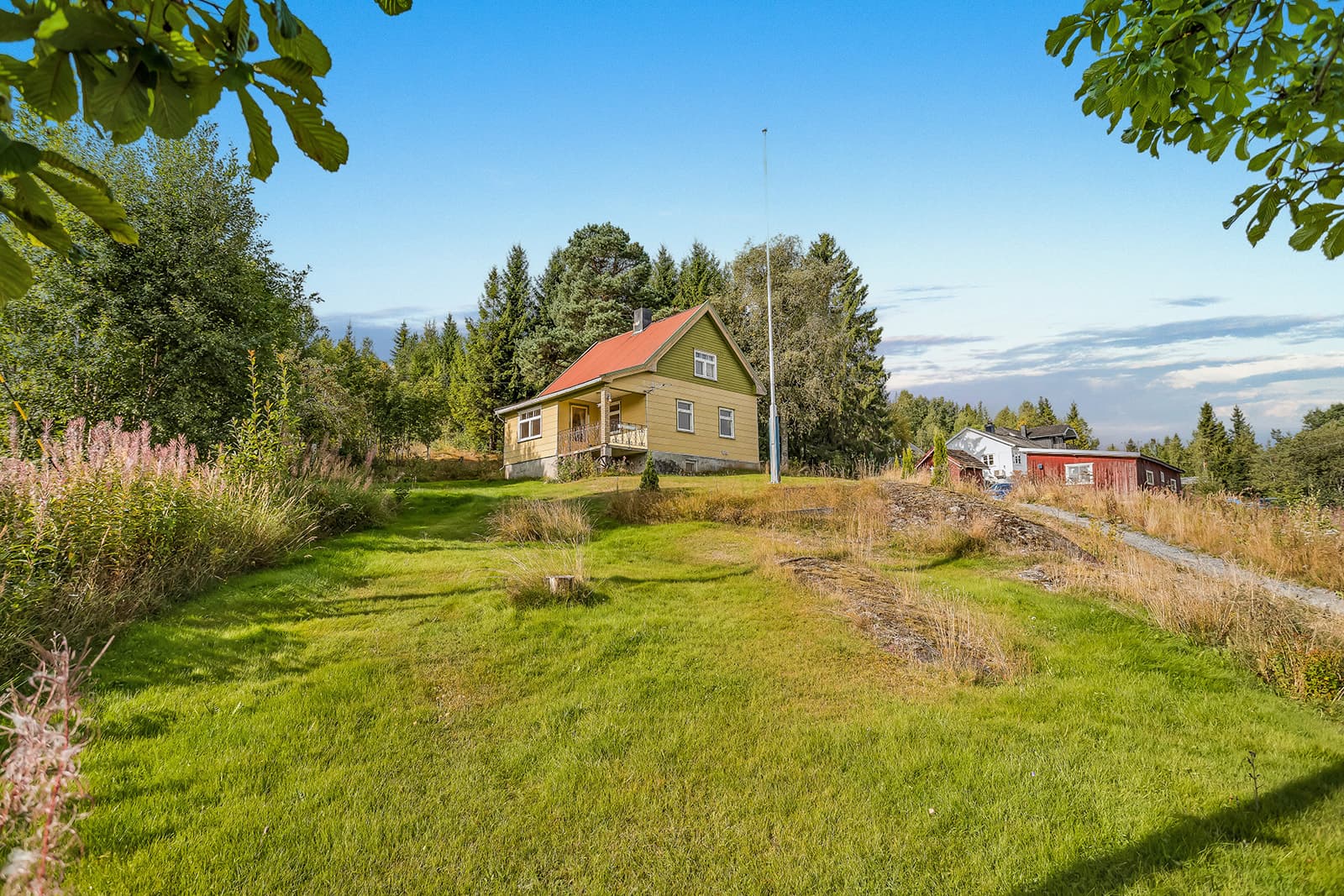 Boligen er oppført i 1935. Med litt innsats er dette en en bolig med stort potensial, fantastisk utsikt og en beliggenhet som gir nærhet til både natur, skole, barnehage, Sand sentrum og buss.