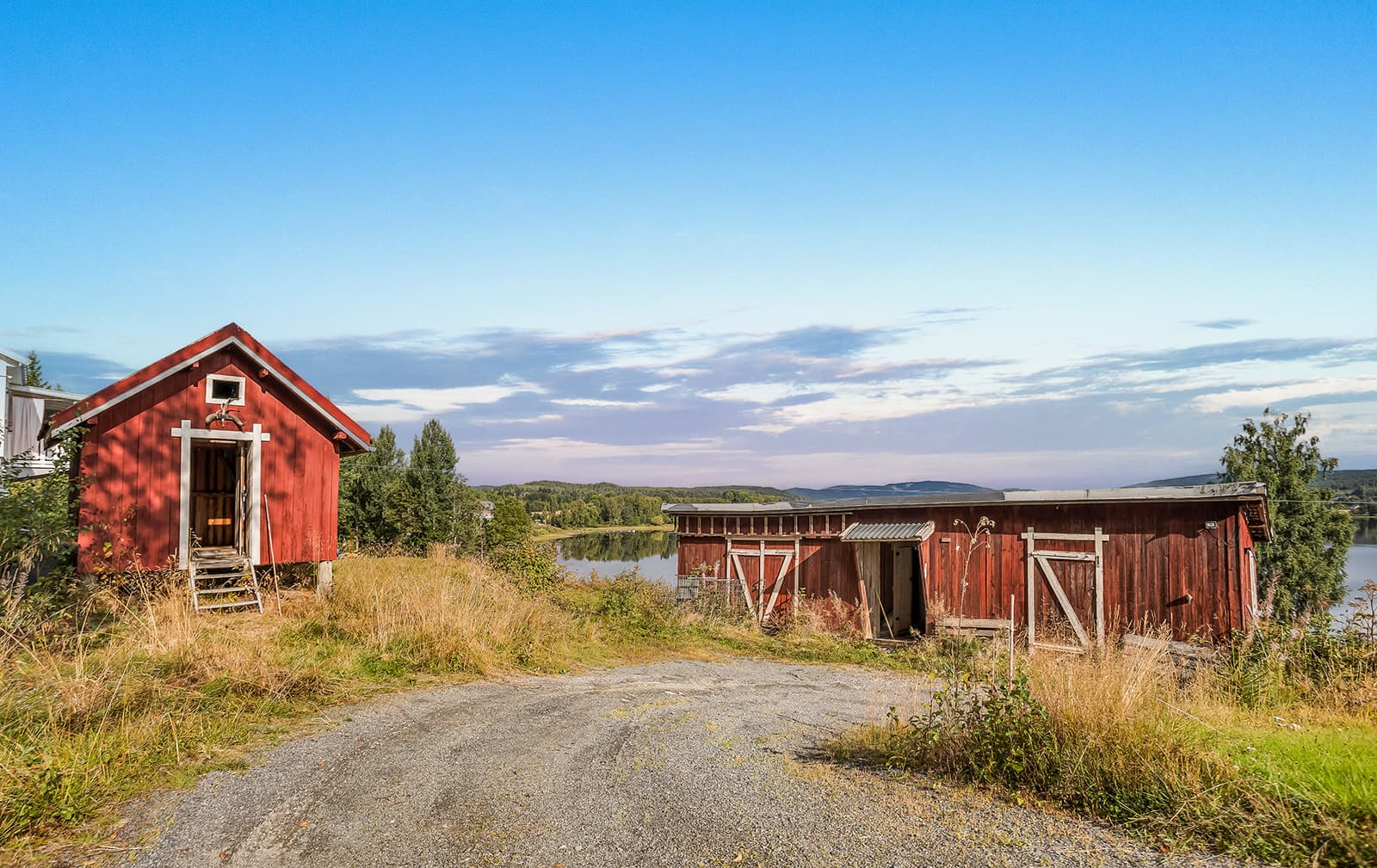Utebod og stabbur på tomten.