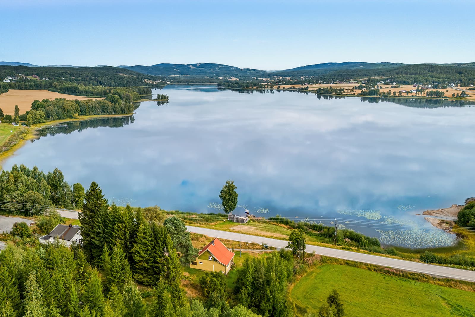 Bussen til både barneskolen på Sand og ungdomsskolen i Mo stopper i gangavstand fra boligen, og det er kort vei til populære Smestadlandet badeplass. For pendleren går det buss til Eidsvoll, med gode togforbindelser videre mot byen.