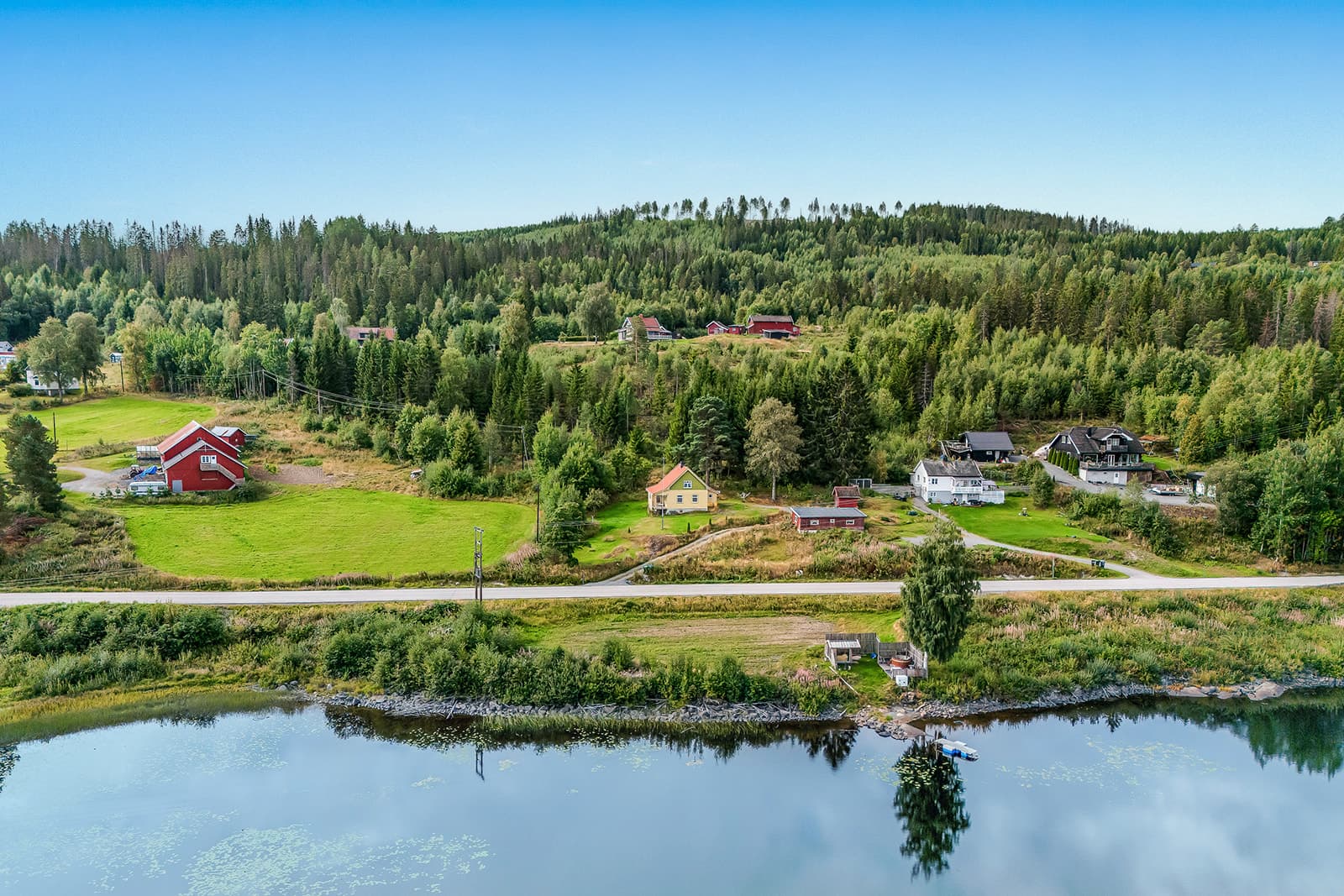 Bare noen kilometer unna ligger Sand sentrum, kommunesenteret i Nord-Odal, med blant annet Kiwi, Coop Extra, Europris, bibliotek, Ukkestad sko og klær, Milepelen Hotell og Vertshus samt øvrige servicetilbud.