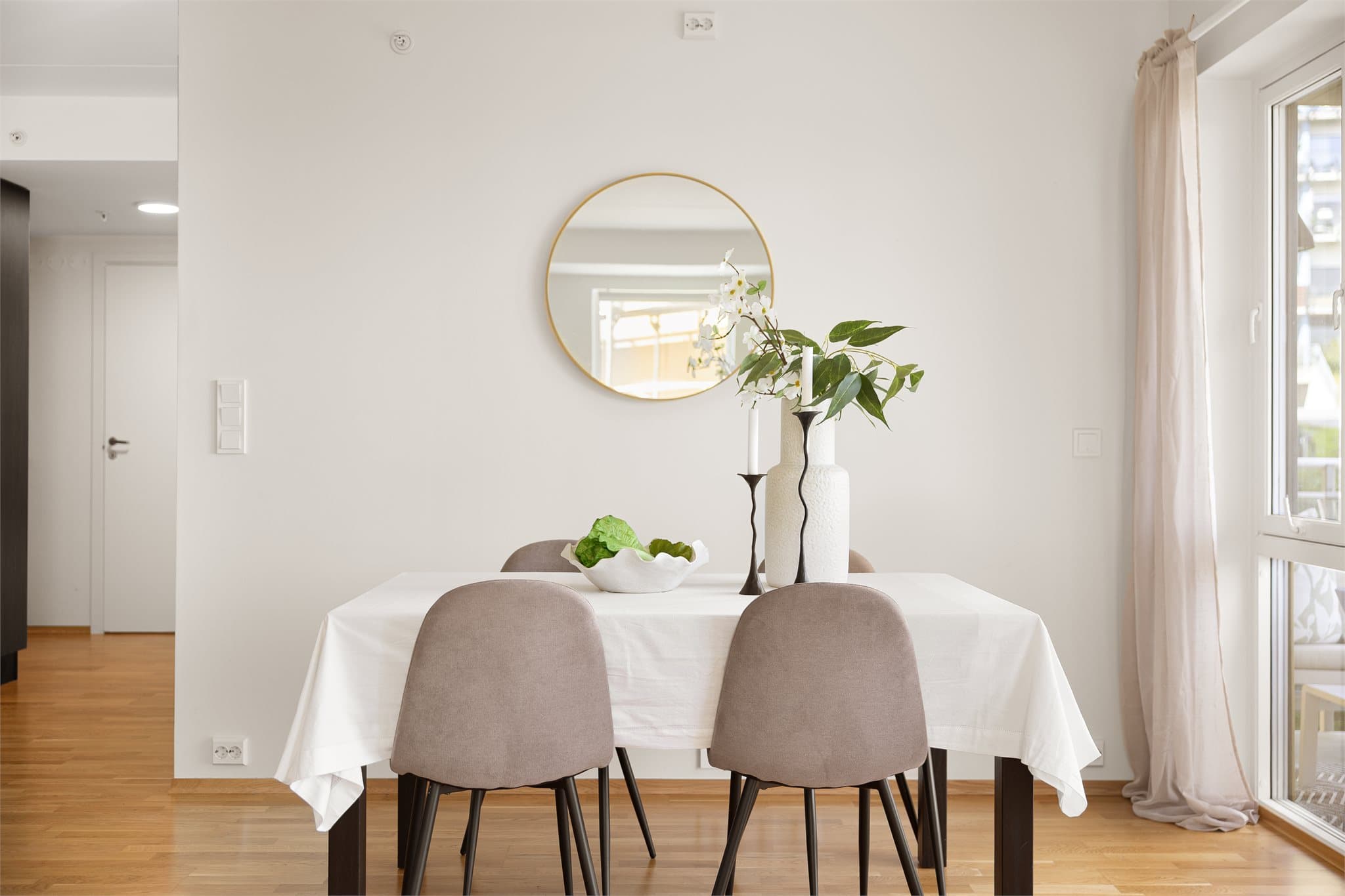 Boligen byr på vannbåren gulvvarme og balansert ventilasjon, som bidrar til et behagelig inneklima.