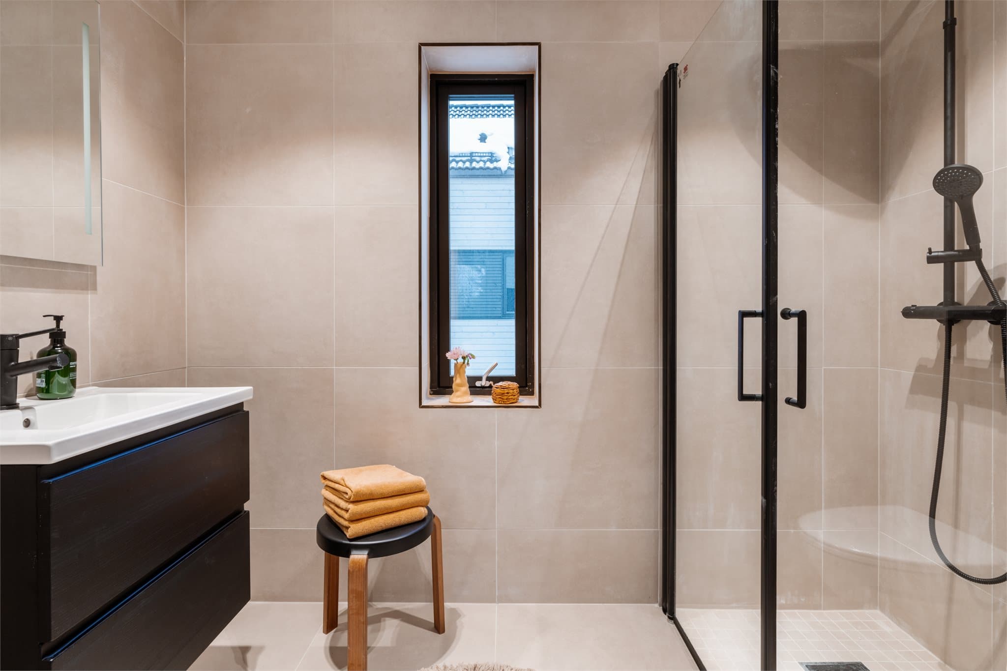 Bilder fra visningsbolig. Boligen har to flislagte bad med moderne innredning og varmekabler.