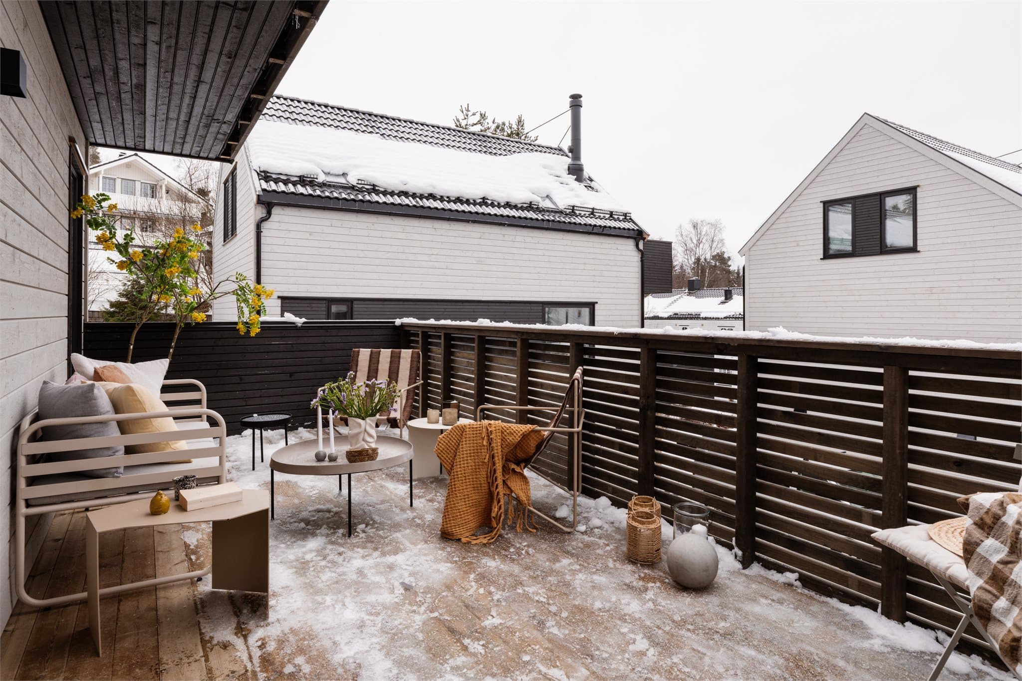 Bilder fra visningsbolig. Store uteplasser gir en fin overgang mellom inne og ute, med kort vei til Østmarka.