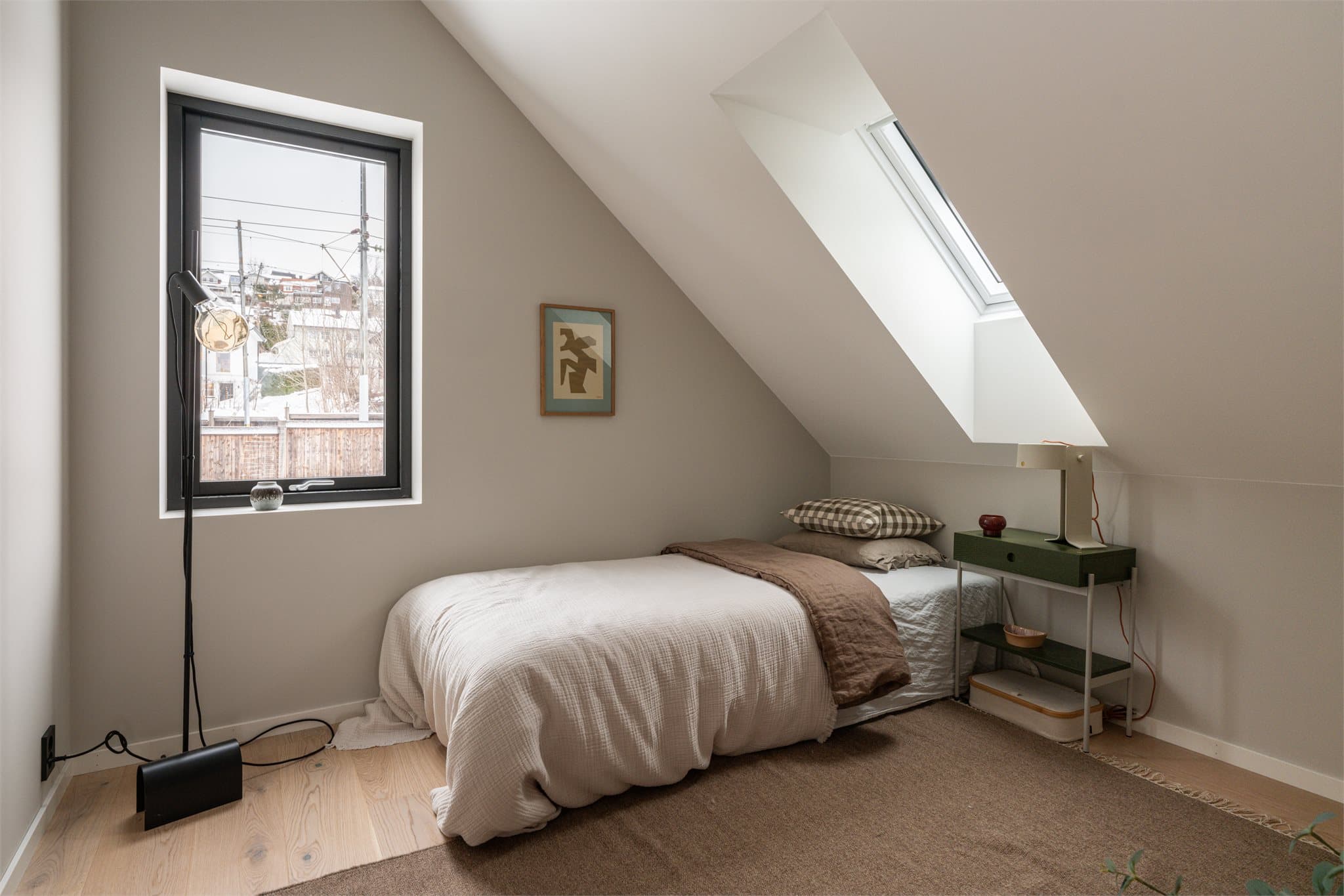 Bilder fra visningsbolig. Loftsetasjen rommer tre soverom, begge med takvindu som gir en luftig romfølelse.