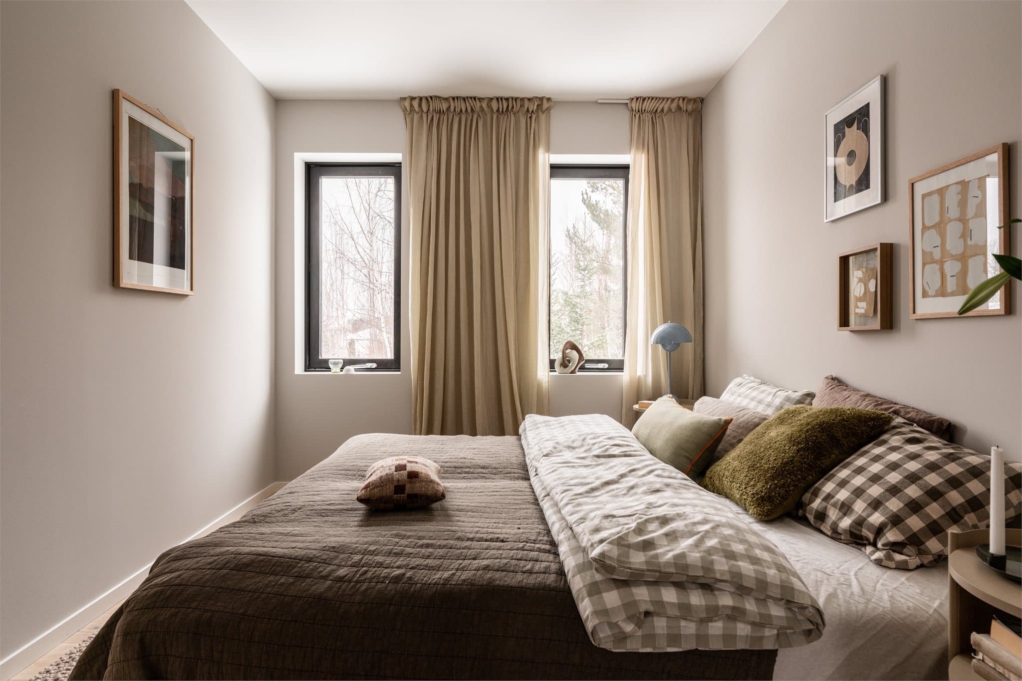 Bilder fra visningsbolig. Store vindusflater sikrer godt med naturlig lys.