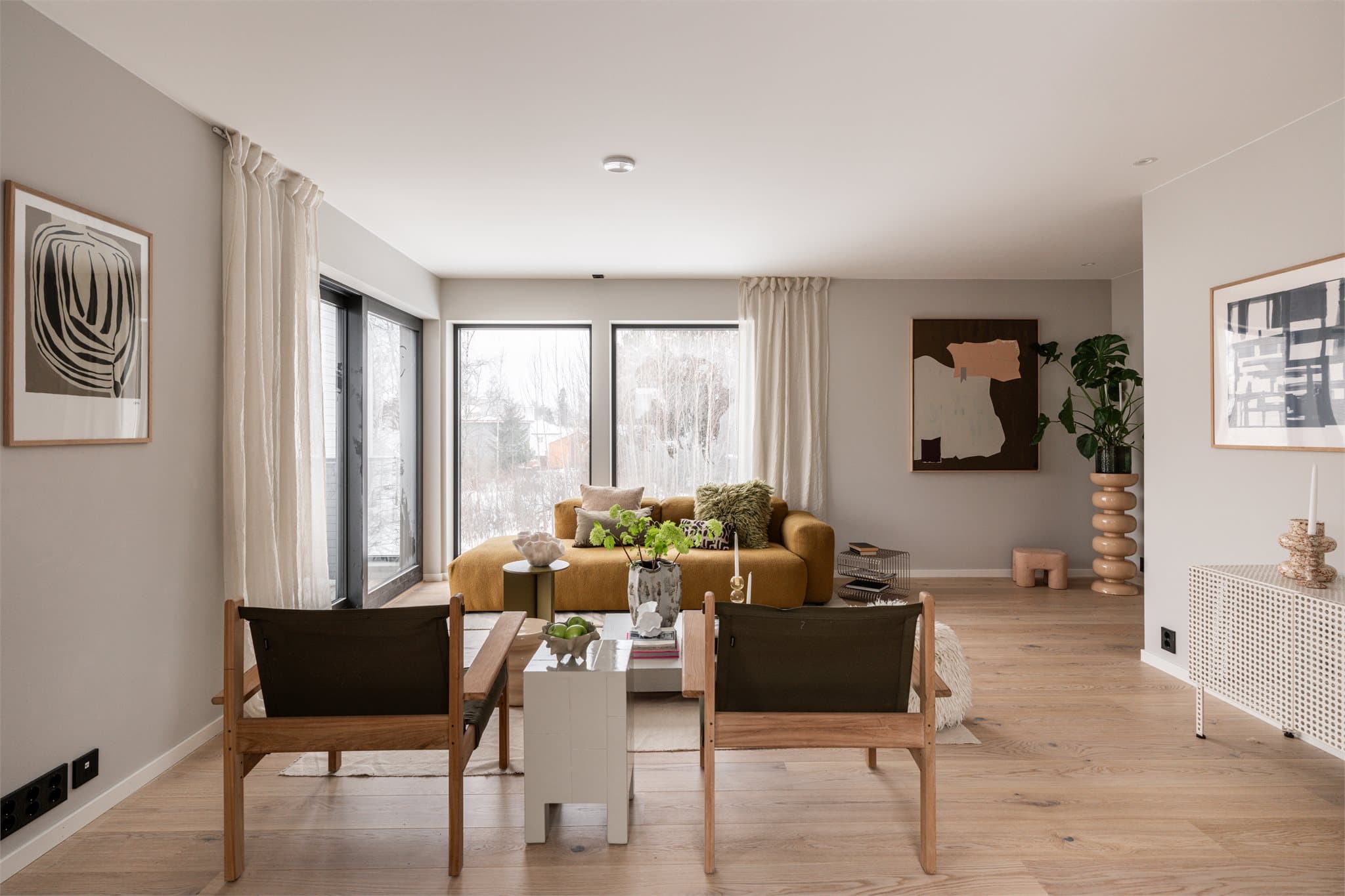 Bilder fra visningsbolig. I andre etasje finner du en romslig stue med god plass til sofagruppe og møblering.