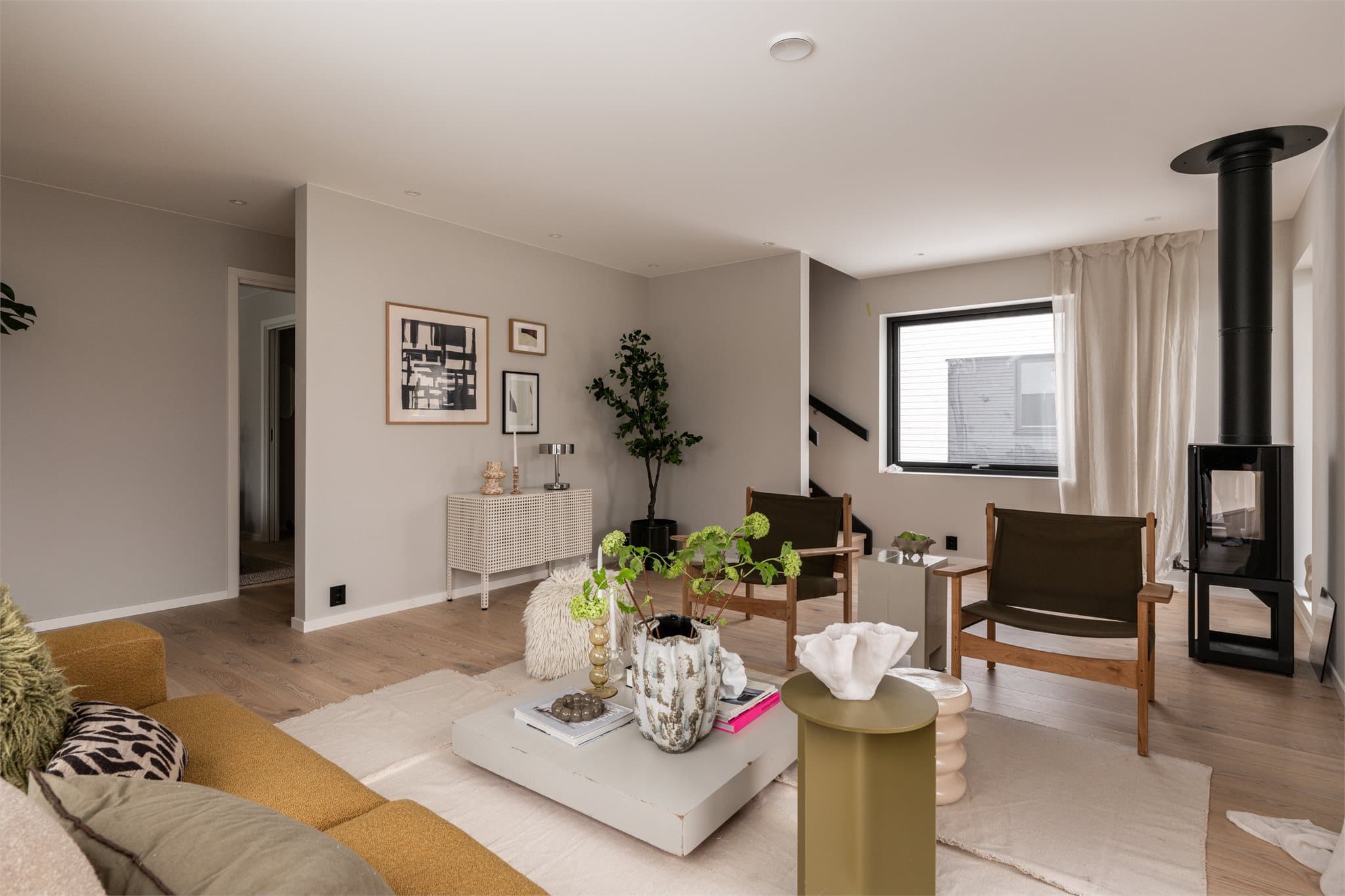 Bilder fra visningsbolig. Rommet gir fleksible møbleringsmuligheter.