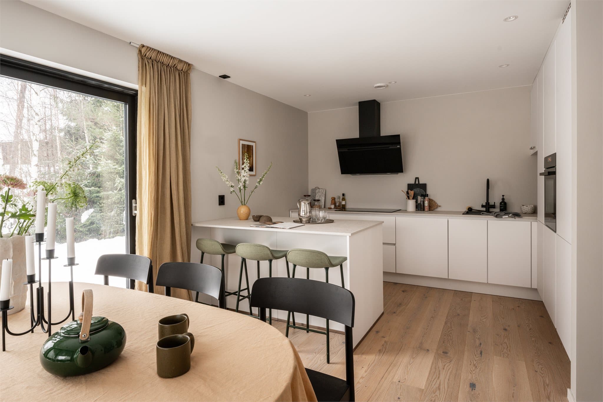 Bilder fra visningsbolig. Kjøkkenet fra Keo har slette, matte fronter i hvitt og et stilrent, grepsløst design.