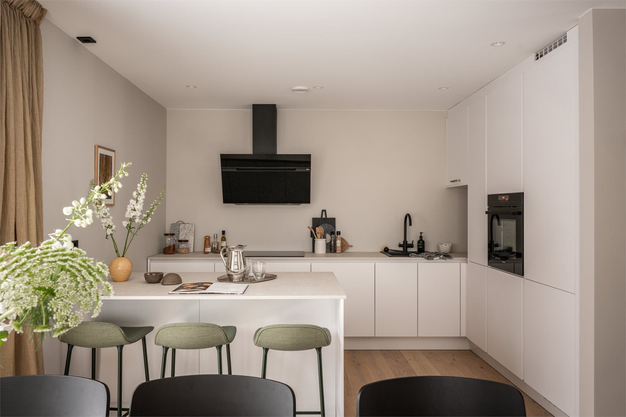 Bilder fra visningsbolig. Kjøkkenet er levert av Keo, med slette, matte fronter i alpinhvit utførelse.