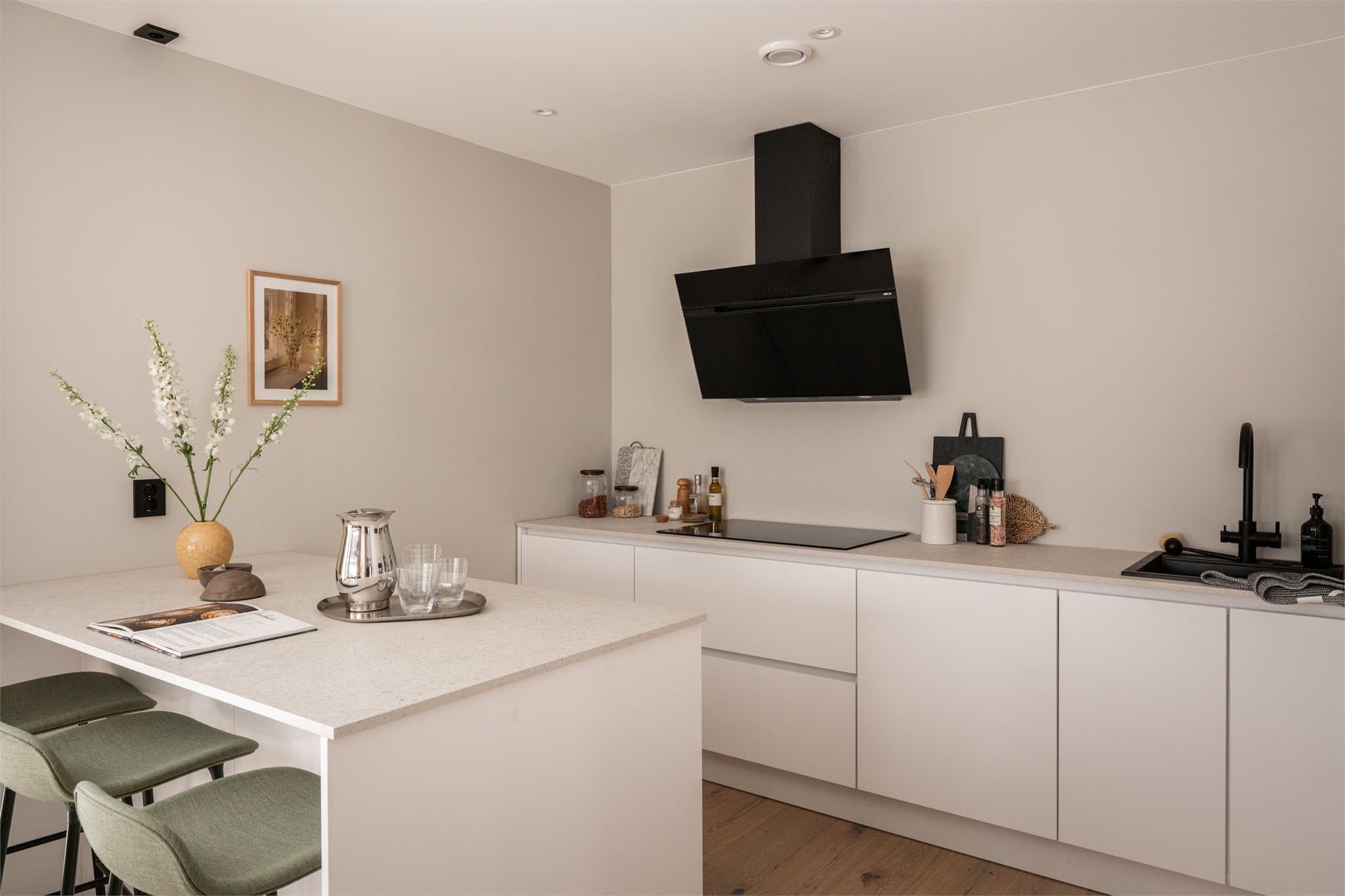 Bilder fra visningsbolig. Benkeplaten i terrazzo-look er både slitesterk og et moderne designelement.