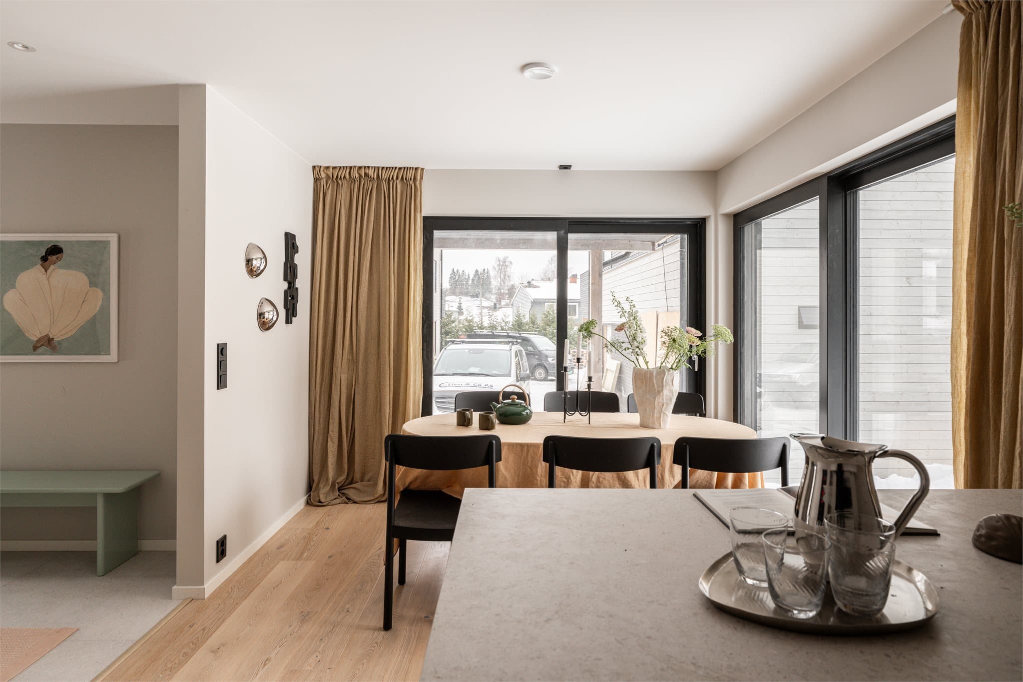 Bilder fra visningsbolig. Store skyvedører slipper inn rikelig med lys og gir direkte tilgang til hagen.