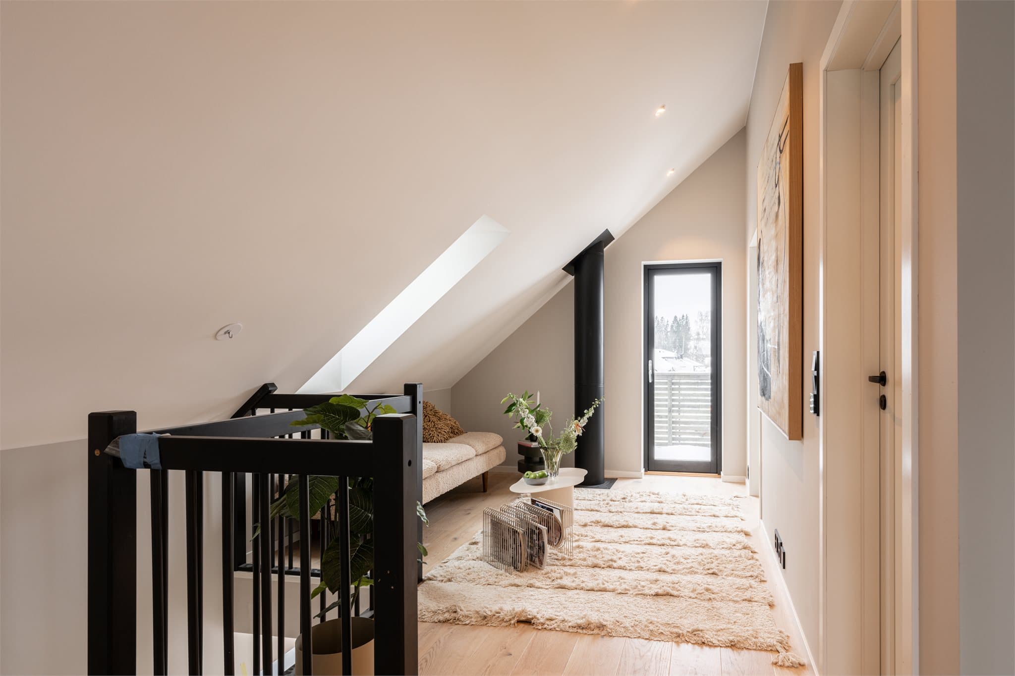 Bilder fra visningsbolig. I tredje etasje finner du en ekstra stue, ideell for hjemmekontor eller lekerom.