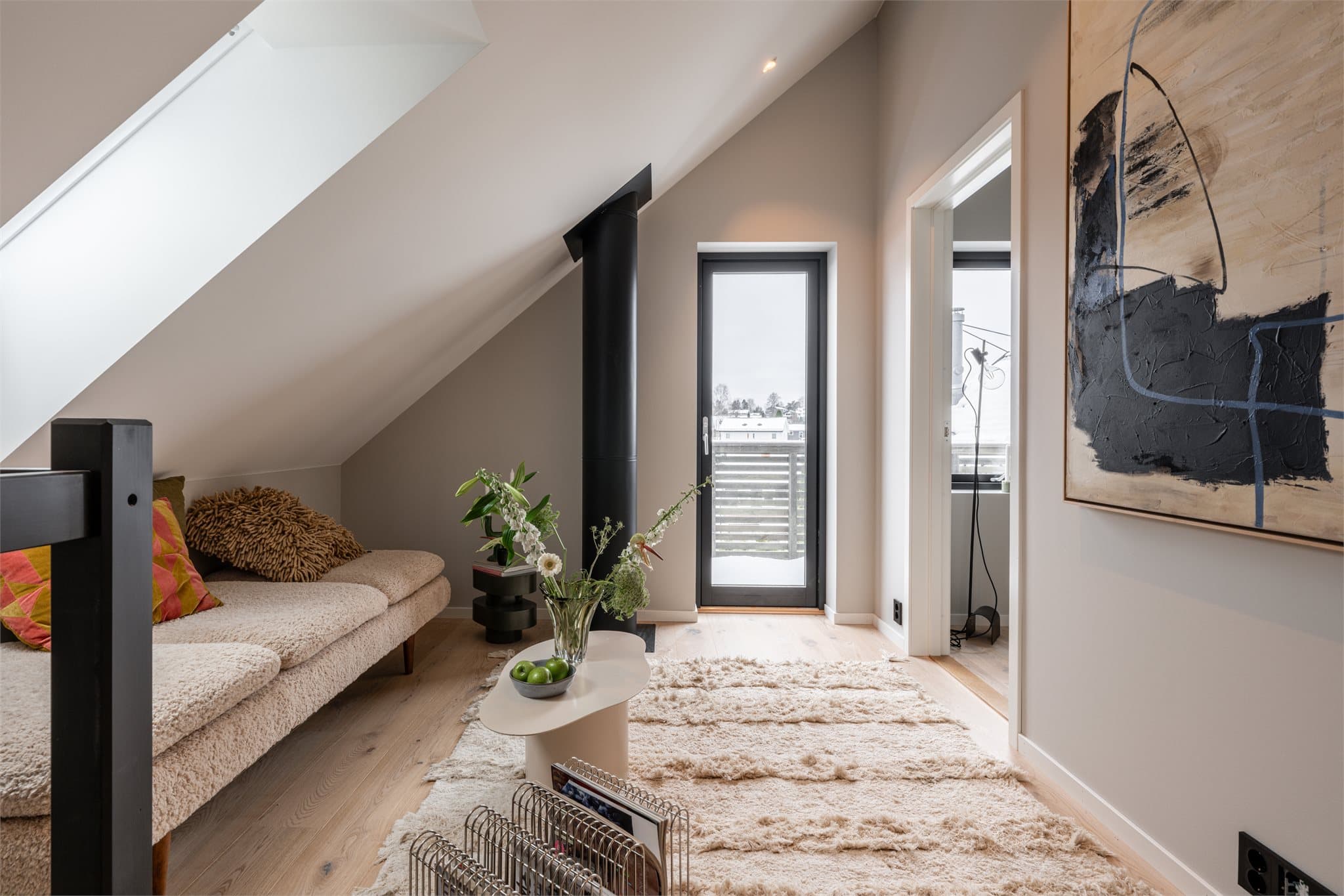 Bilder fra visningsbolig. Fra loftstuen er det utgang til en egen balkong i tredje etasje.