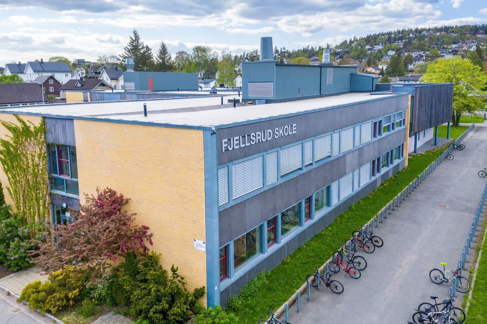 Like ved barneskolen finner du Fjellsrud ungdomsskole (8-10 trinn)