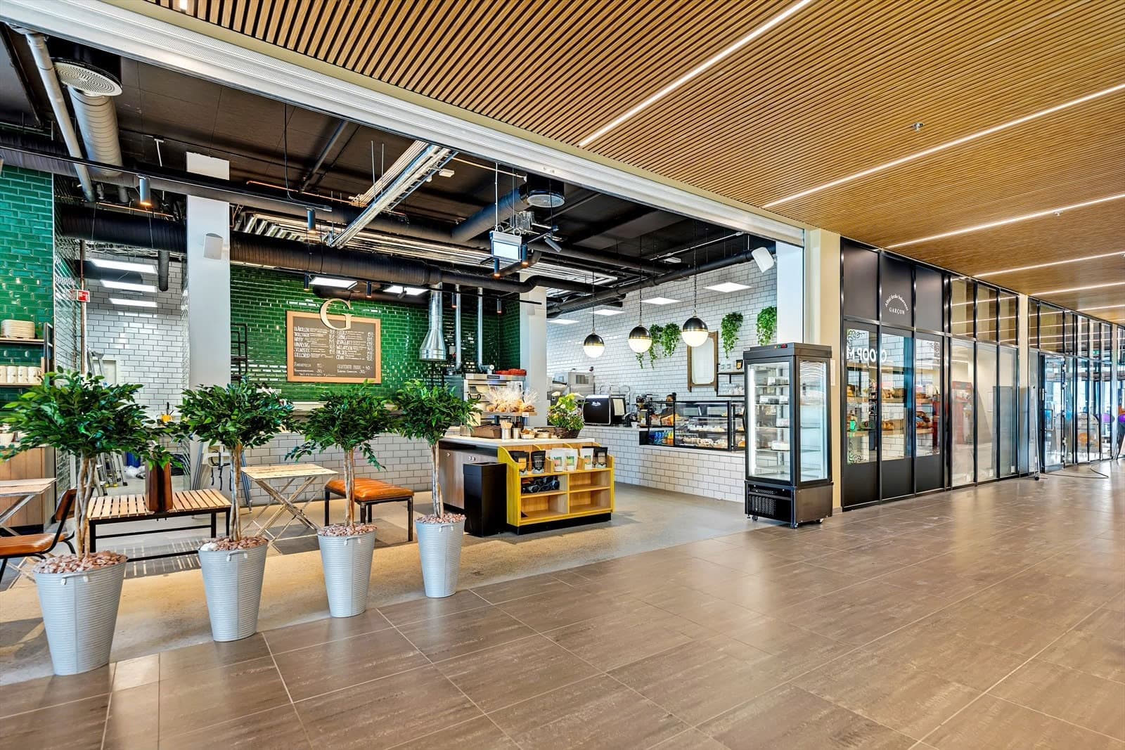 Ved togstasjonen ligger Fjellhamar Torg. Her finner du bl.a. cafe/restaurant, Coop matbutikk, apotek, legesenter, frisør, pizza-restaurant m.m.