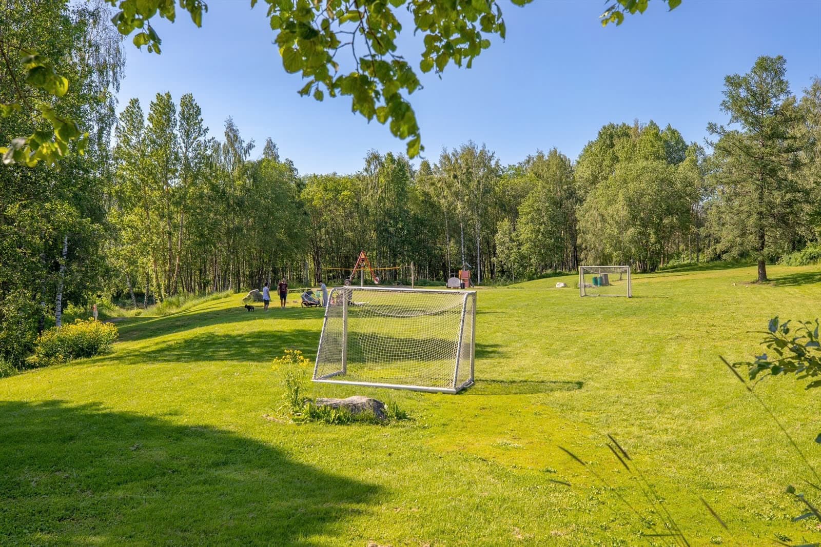 Kort vei til flotte rekreasjonsområder - her fra parken ved Fjellhamarelva.