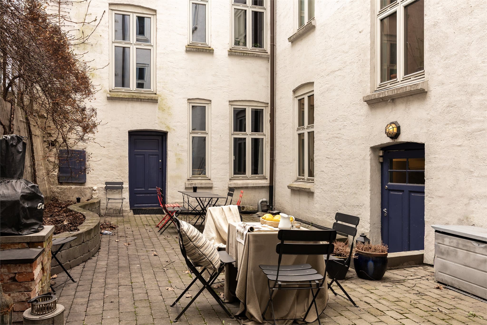 Hyggelig, skjermet bakgård med sittegrupper for sosiale sammenkomster.