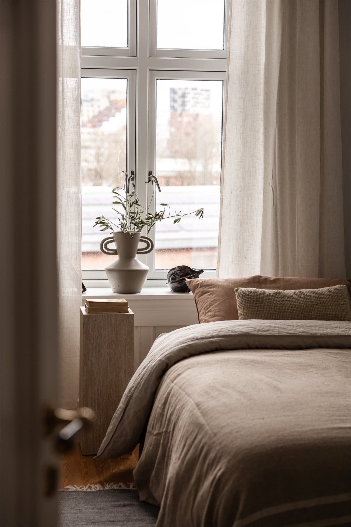 Soverom 3 er et lyst og innbydende rom med god plass til seng og garderobeløsning.