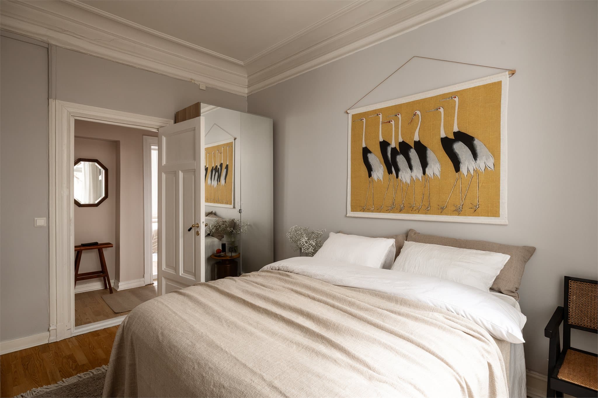 Garderobeløsning med speilfronter gir praktisk oppbevaring.