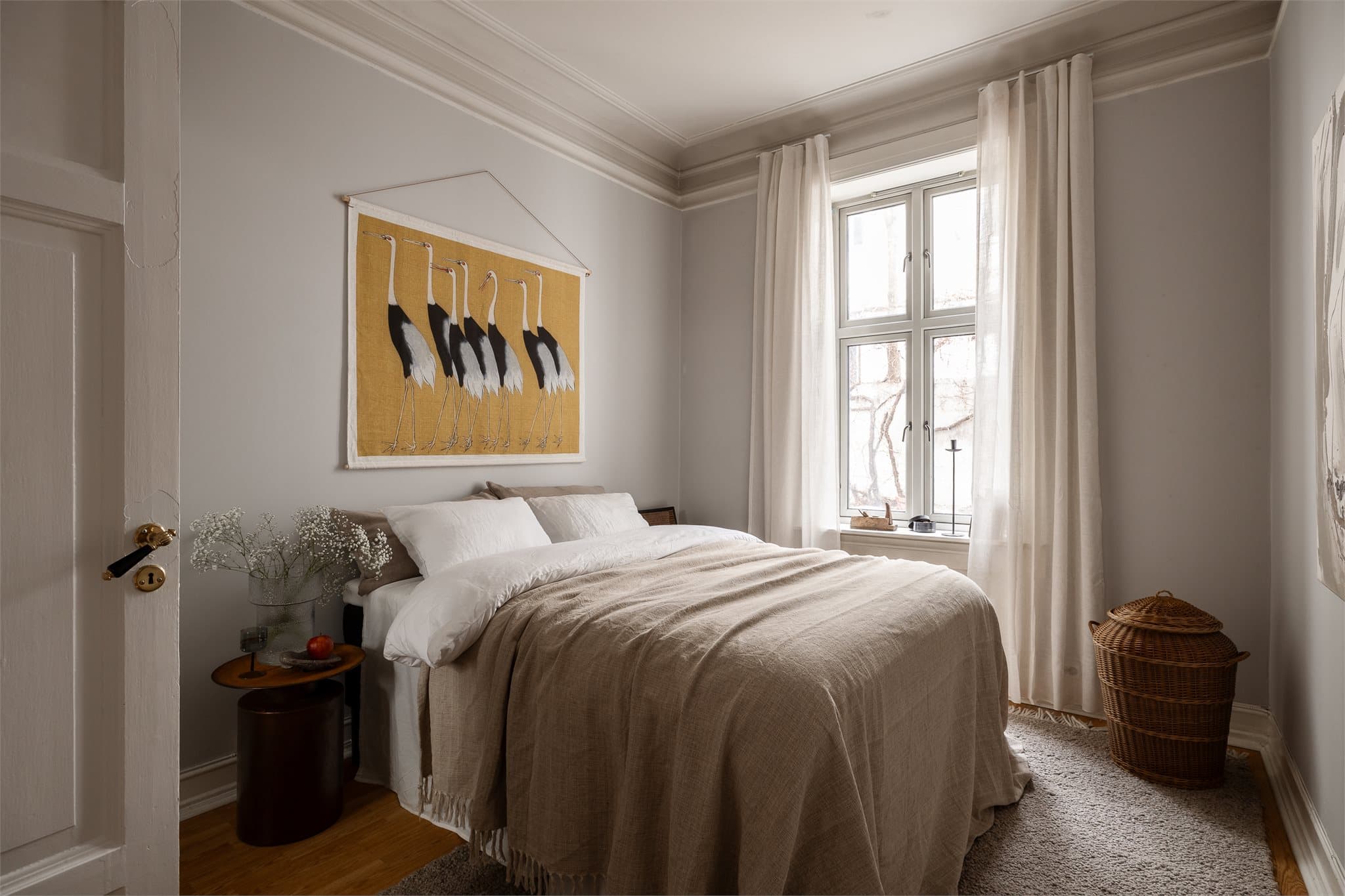 Soverom 2 er et romslig og harmonisk rom med god plass til dobbeltseng og øvrig møblering.