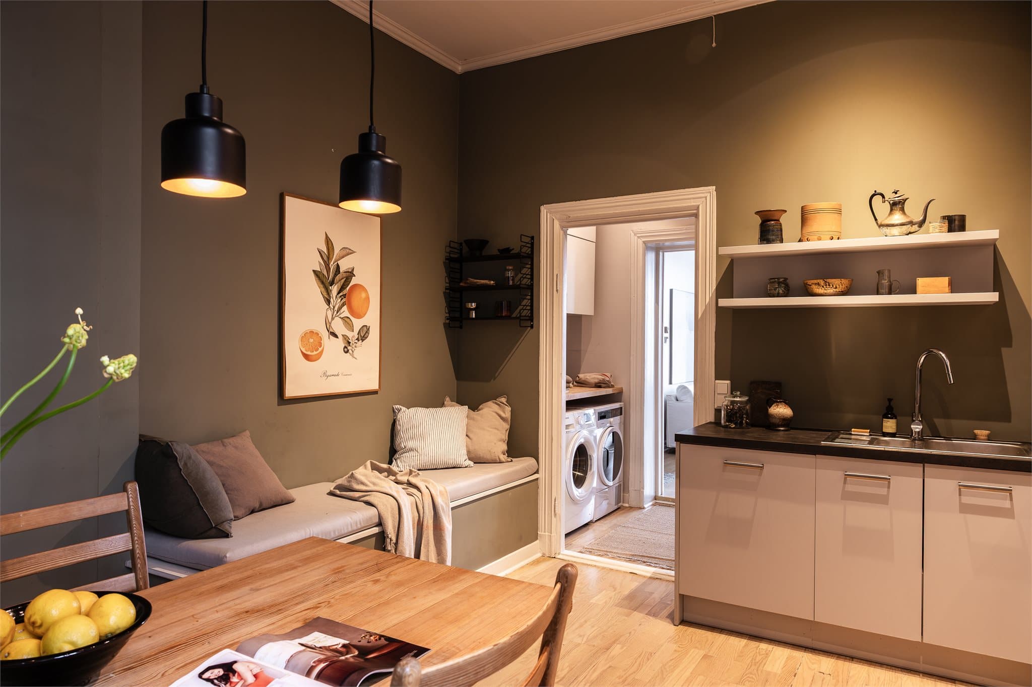 Kjøkkenet har en hyggelig, plassbygd benk som setter et sjarmerende preg på rommet.