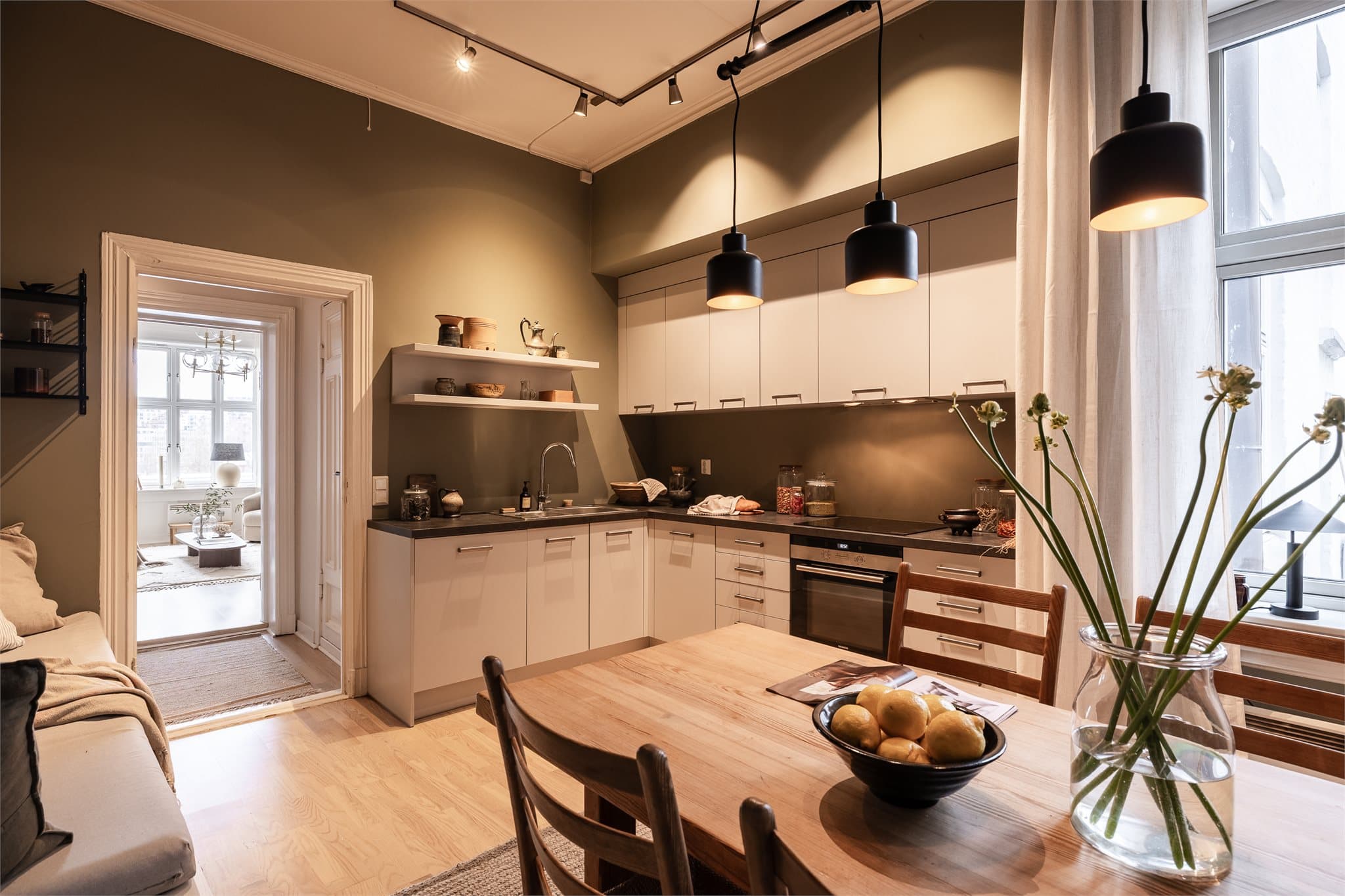 Stilrent og innbydende kjøkken med glatte fronter og benkeplate i laminat, som gir et moderne og tidløst uttrykk.