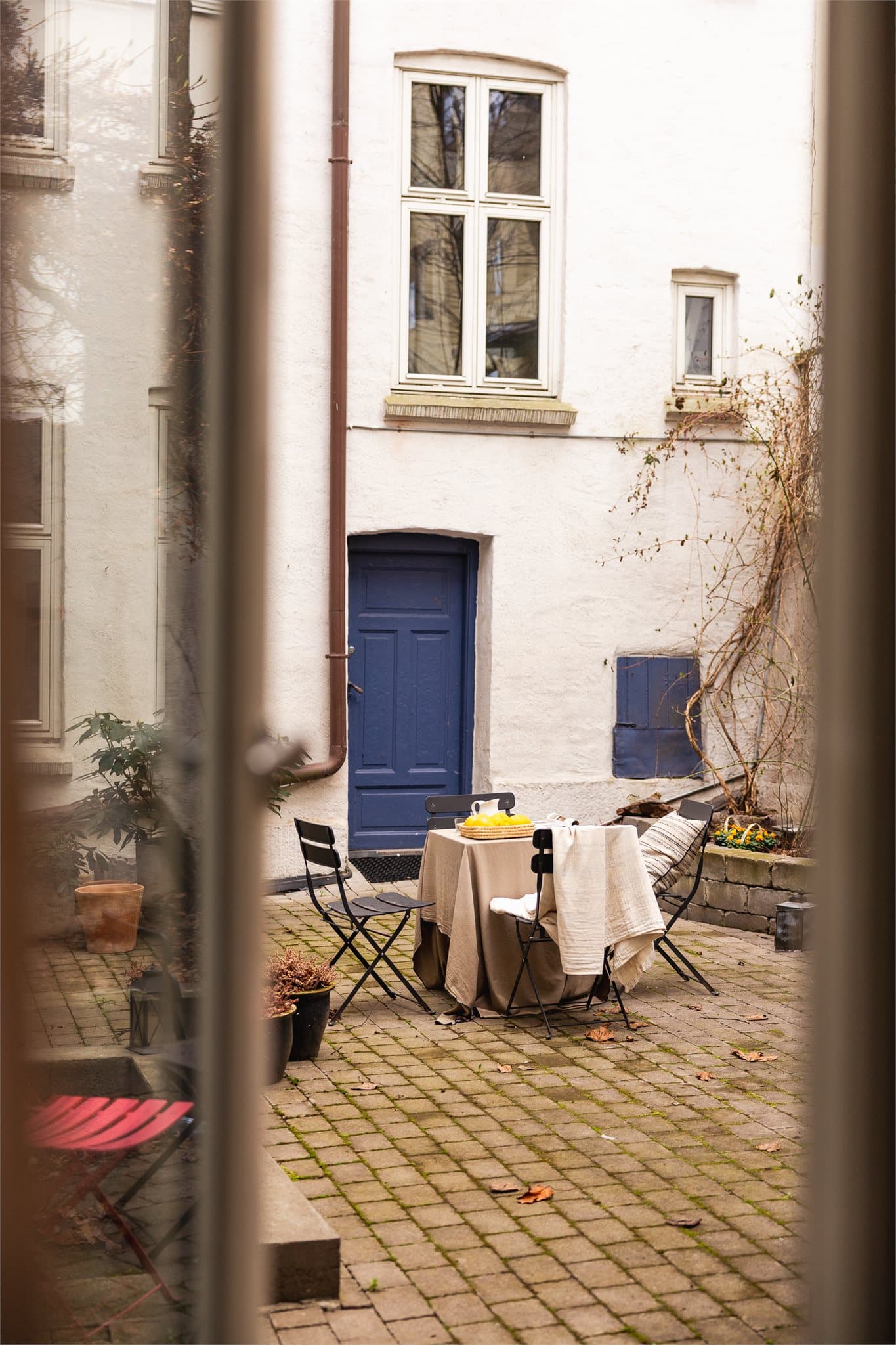 Hyggelig utsyn mot et flott, skjermet gårdsrom.