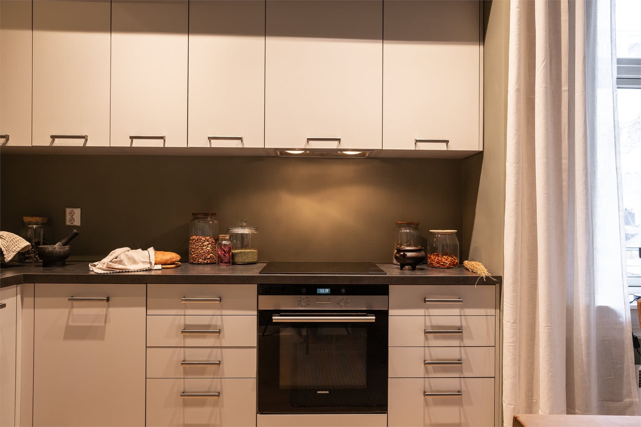 Kjøkkenet har god skap- og benkeplass, samt belysning under overskap.