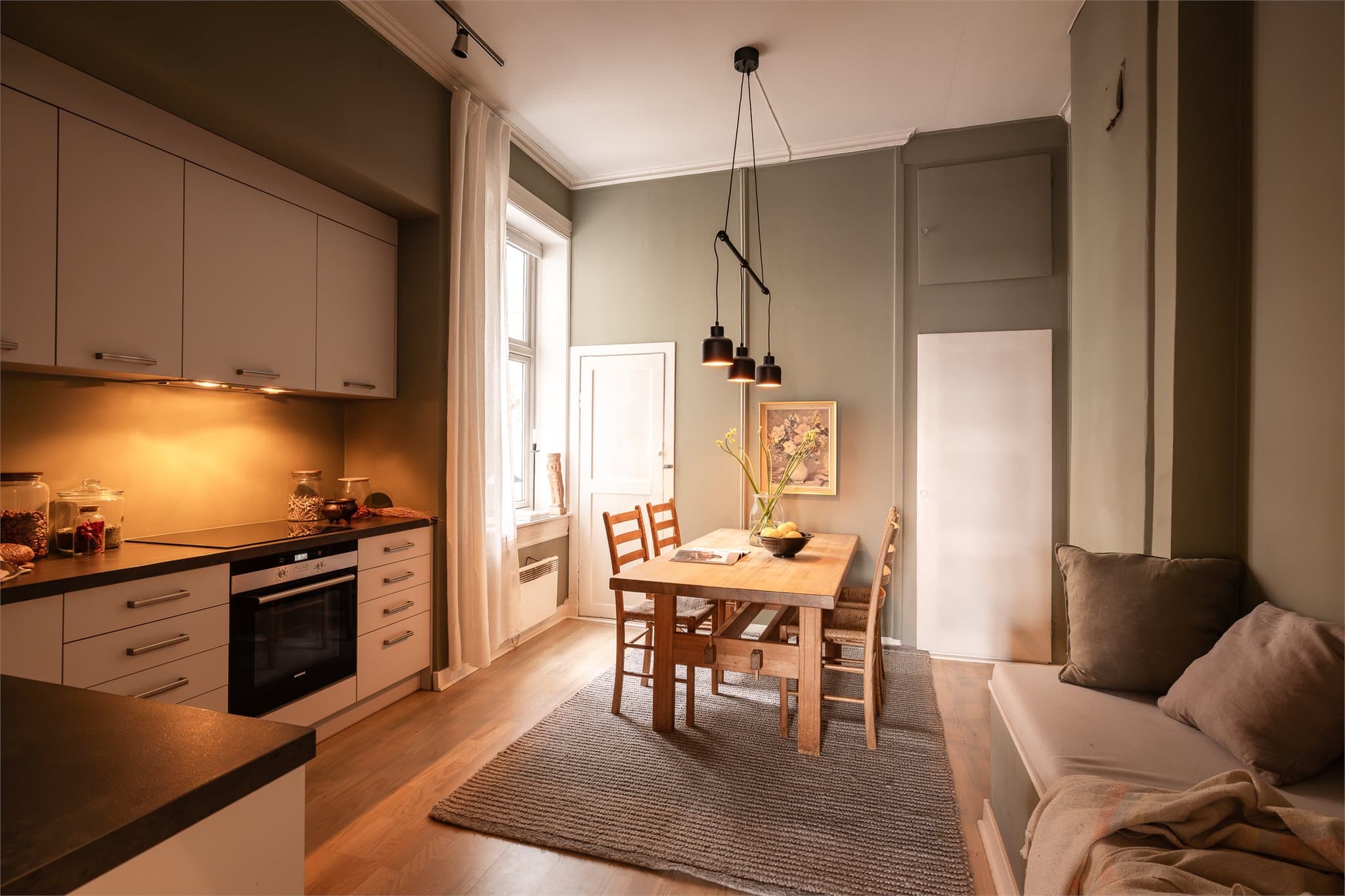 Velegnet plass til stort spisebord, perfekt for både hverdagsmåltider og hyggelige sammenkomster.