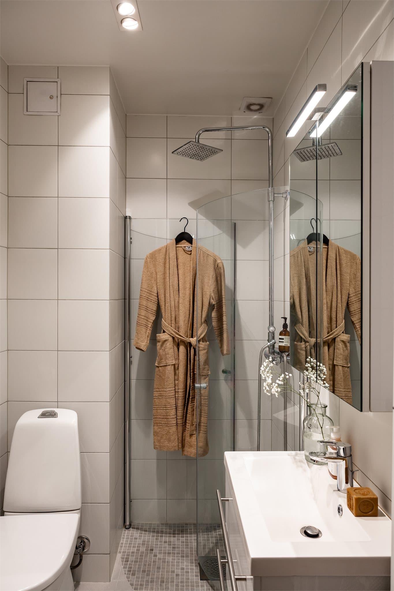 Moderne og innbydende baderom fra 2018/19 med tidløs innredning og god standard.