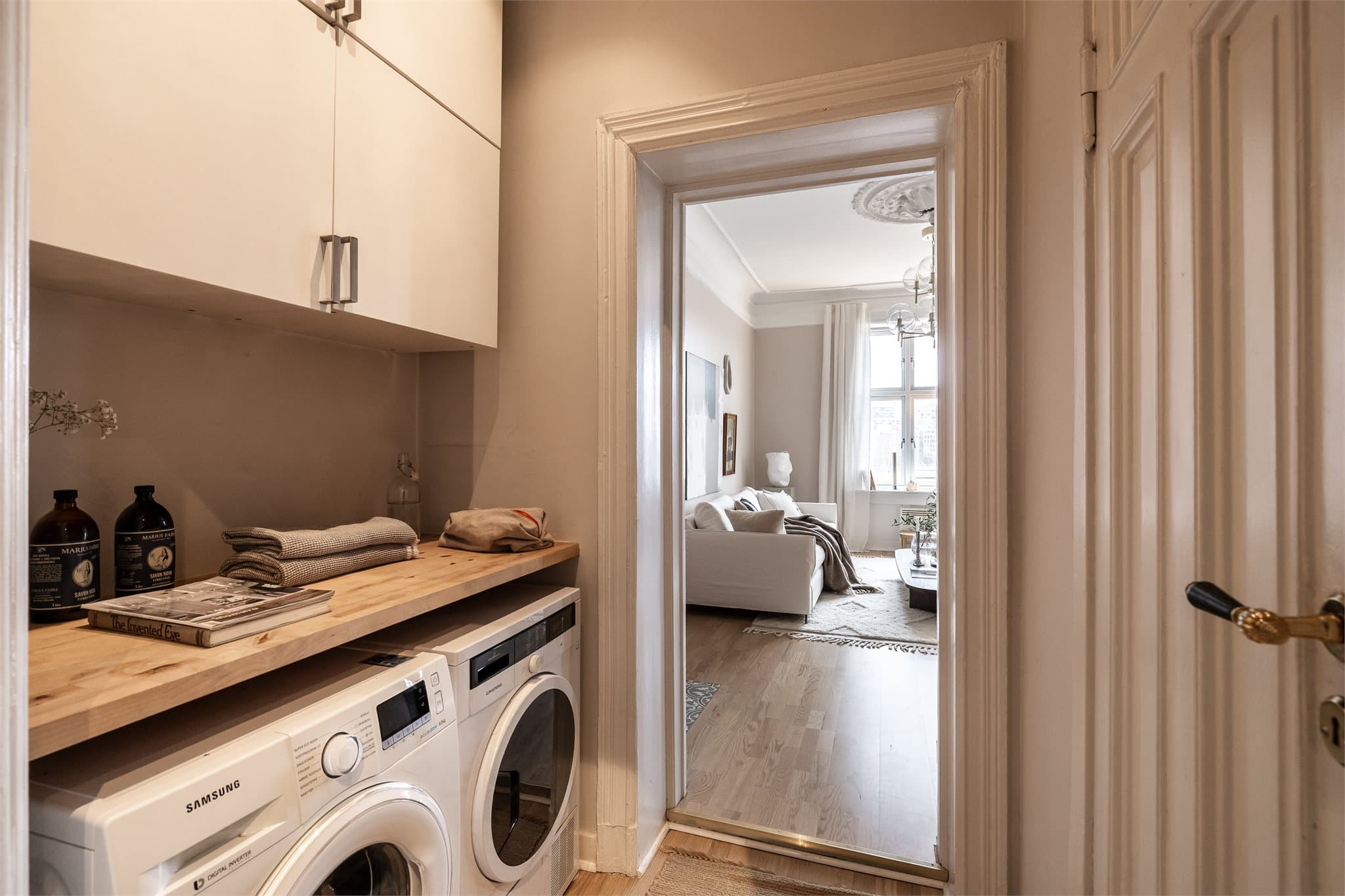 Utenfor badet finner du både vaskemaskin og tørketrommel - praktisk utnyttelse av plassen.