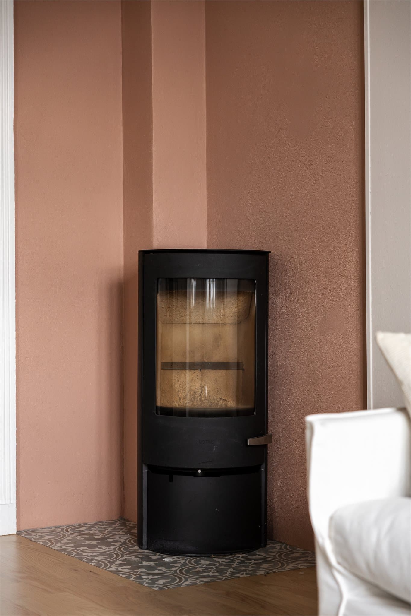 Her kan du nyte kjølige kvelder foran en varm og innbydende vedovn.