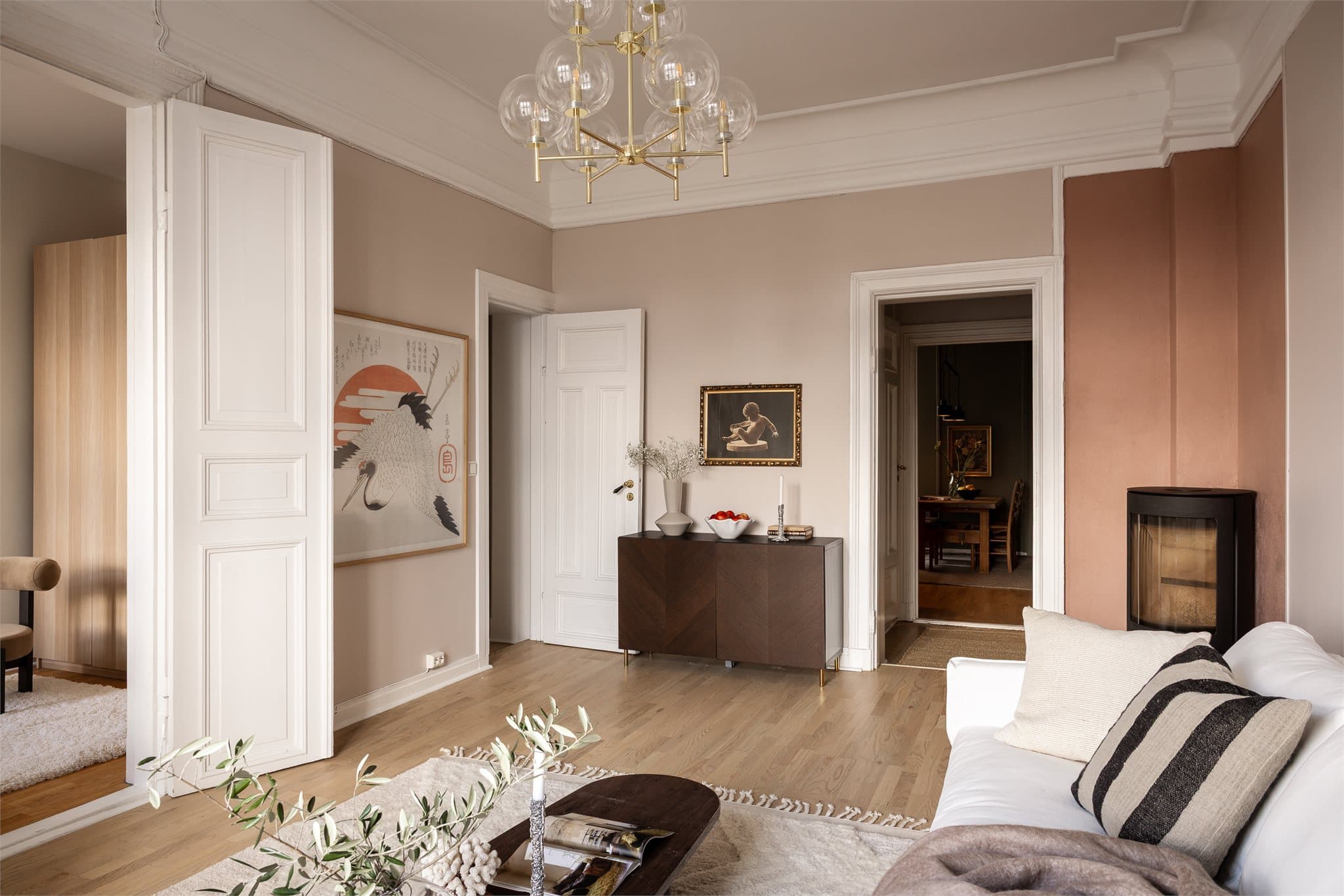 Leiligheten har en gjennomgående planløsning med luftige rom.