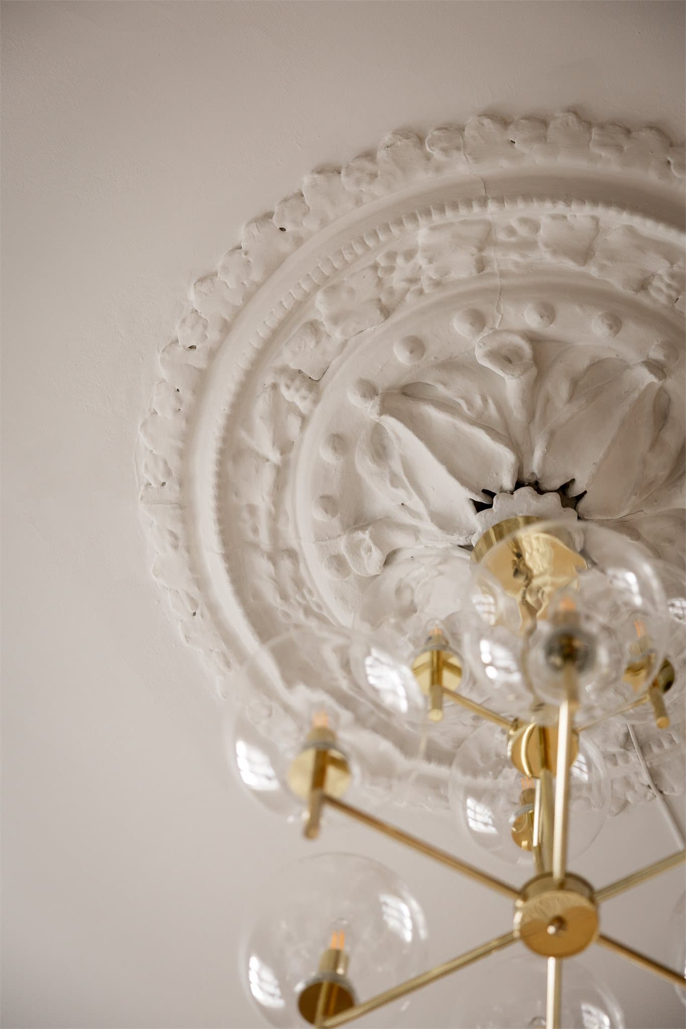 Den flotte rosetten i taket understreker boligens tidløse sjarm.