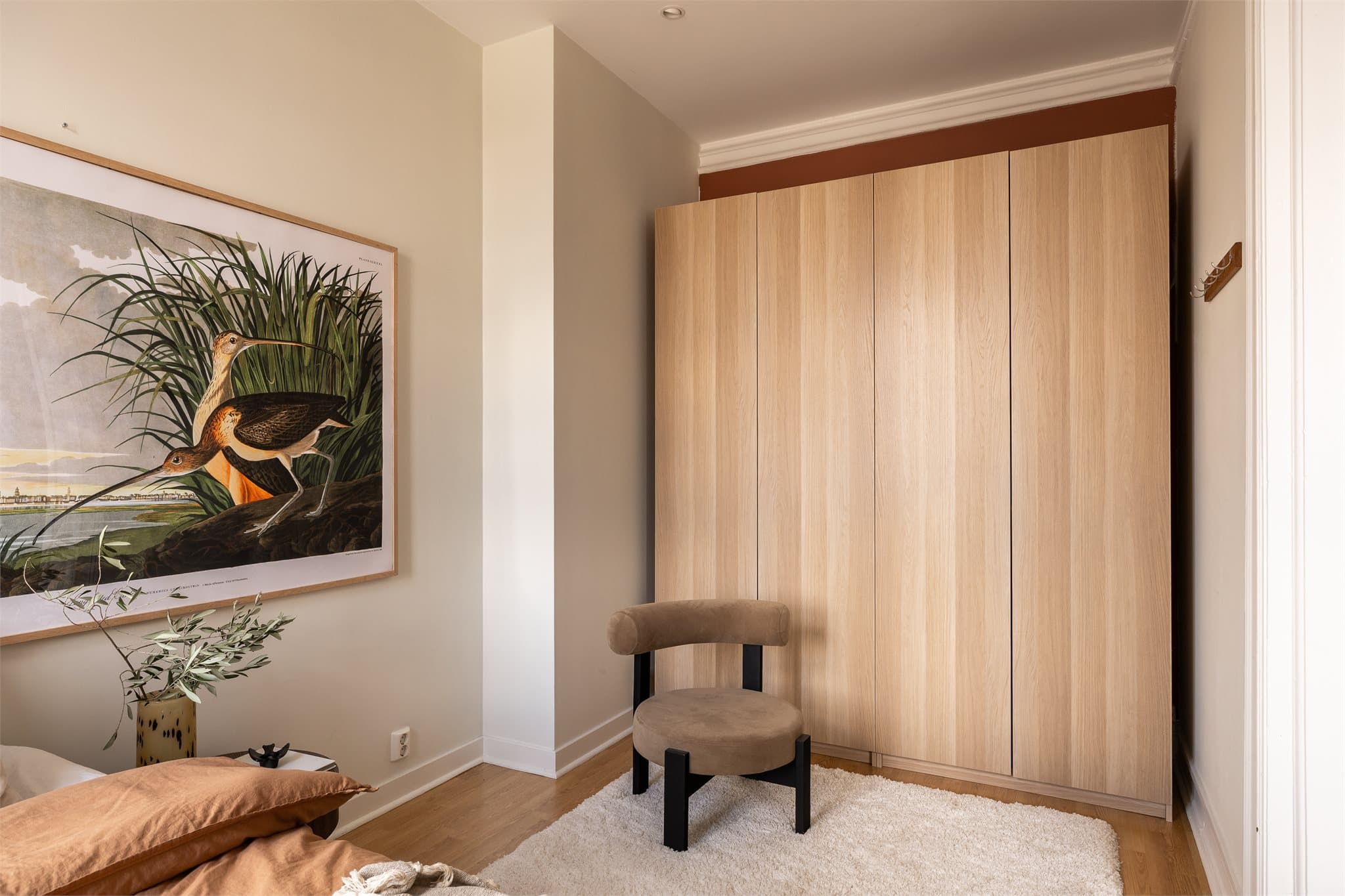 En stor garderobeløsning gir god plass til klær, sko og diverse.