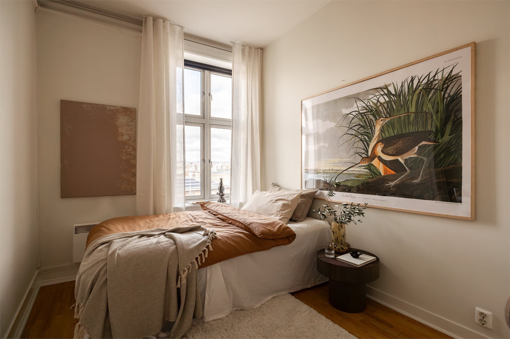 Dette soverommet er lys og innbydende med god plass til dobbeltseng og nattbord.