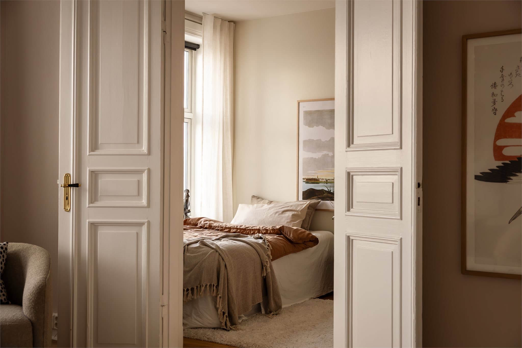 Ett av soverommene ligger innenfor stuen, elegant skjermet med flotte doble fløydører.