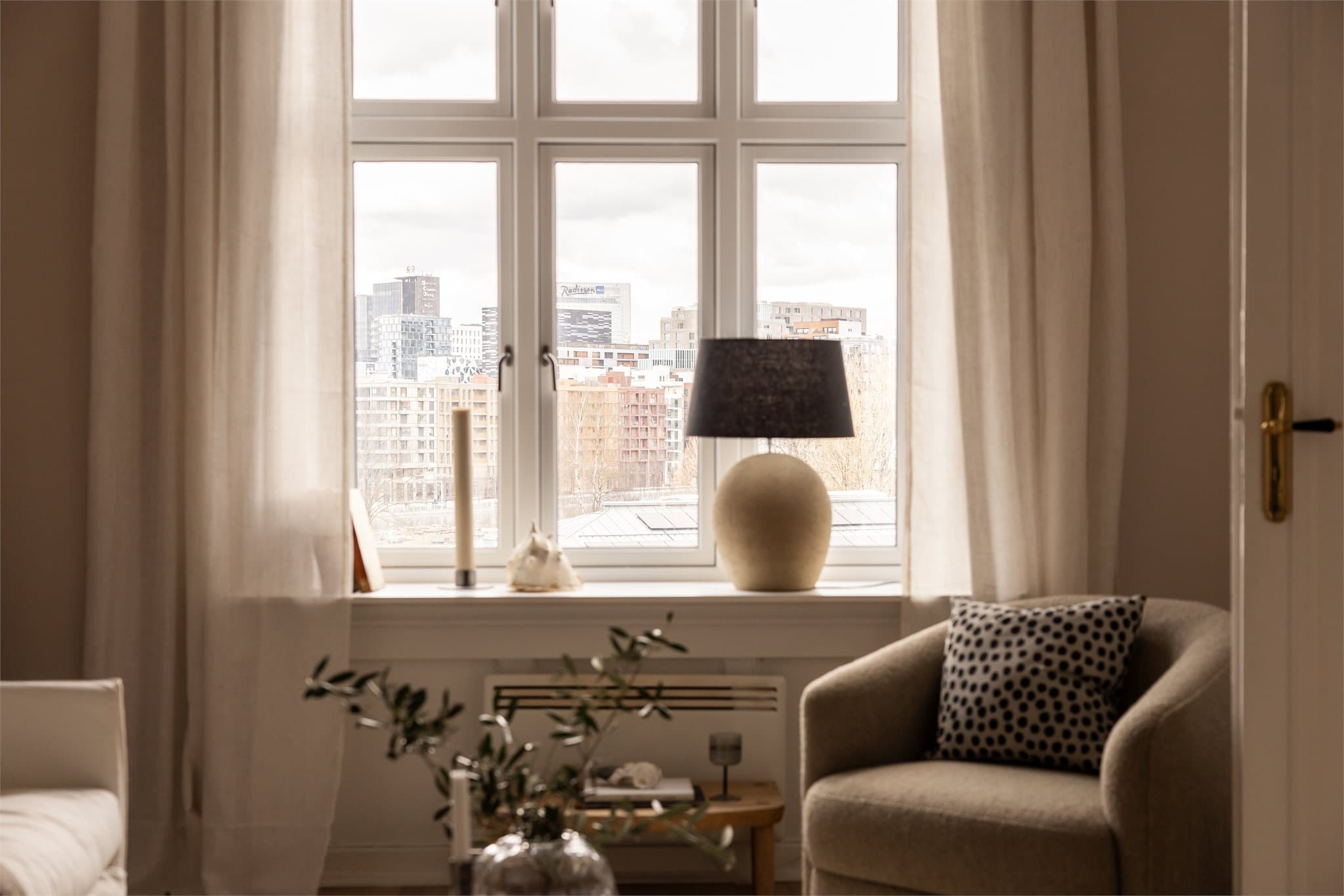 De store, klassiske vinduene slipper inn lys og byr på flott utsikt mot Barcode.