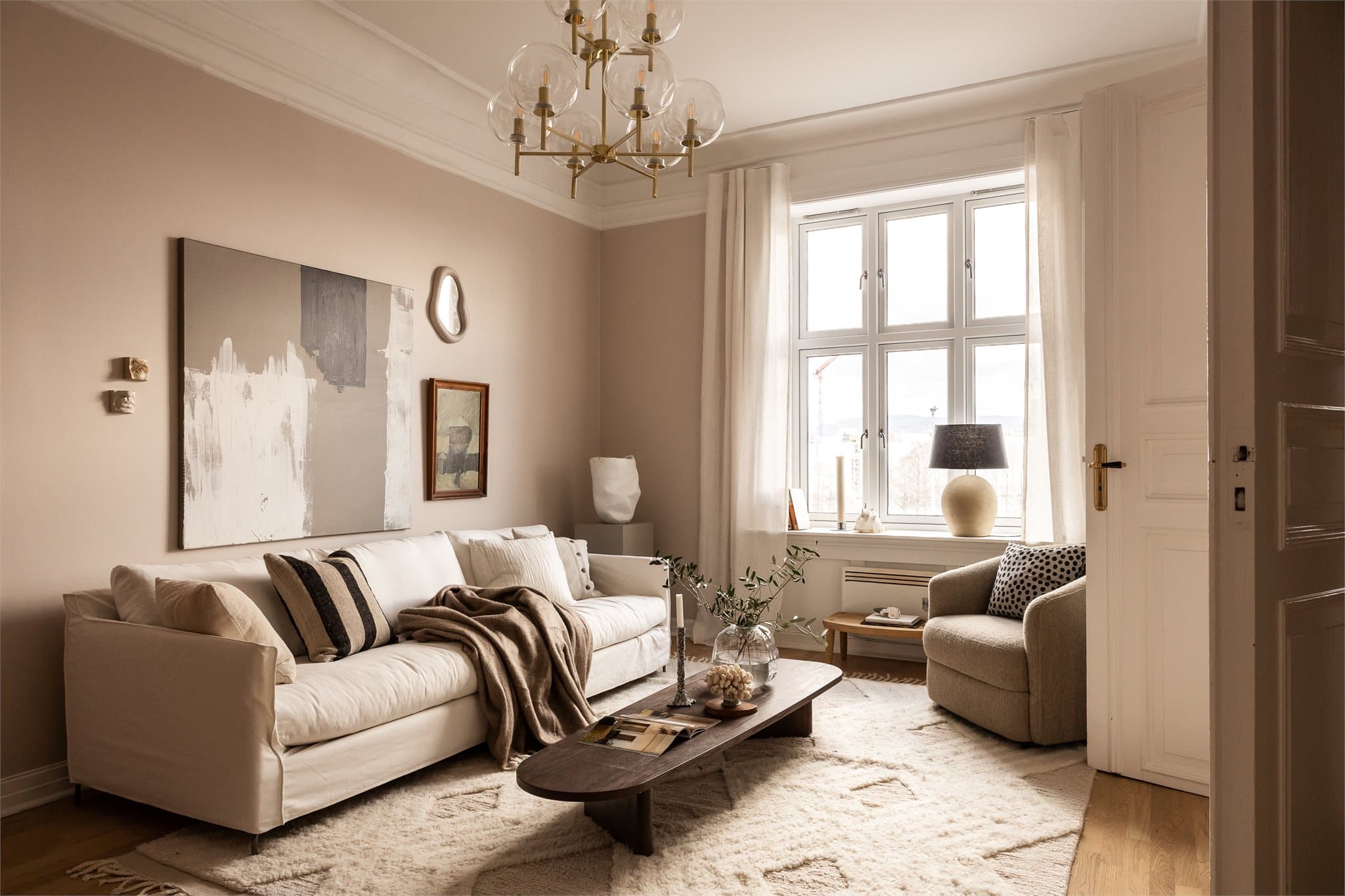 Stuen er meget innbydende med vakre detajer og god plass til en romslig sofagruppe.