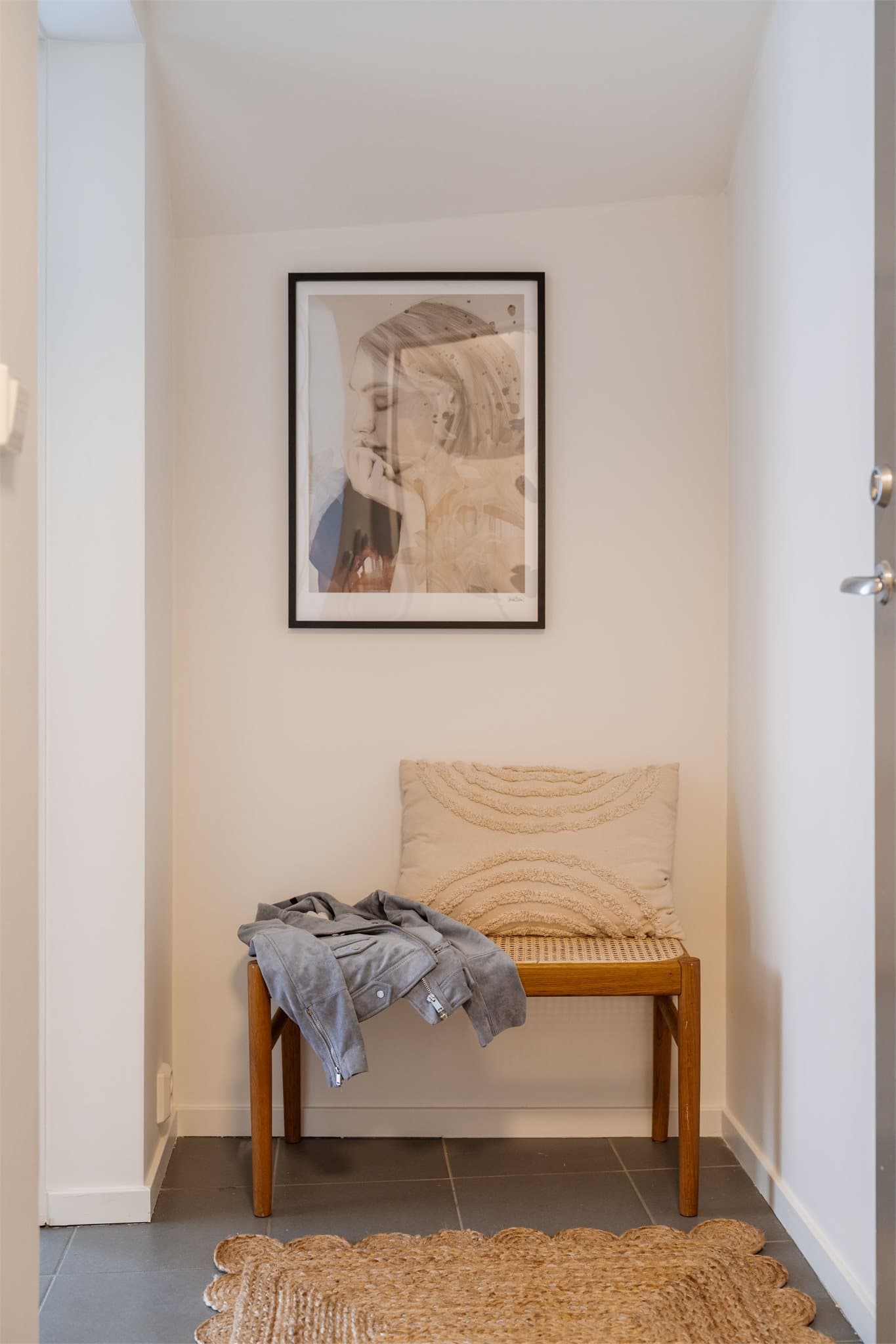 Leiligheten har en innbydende entré med flislagt gulv som er både praktisk, slitesterkt og enkelt å holde rent.