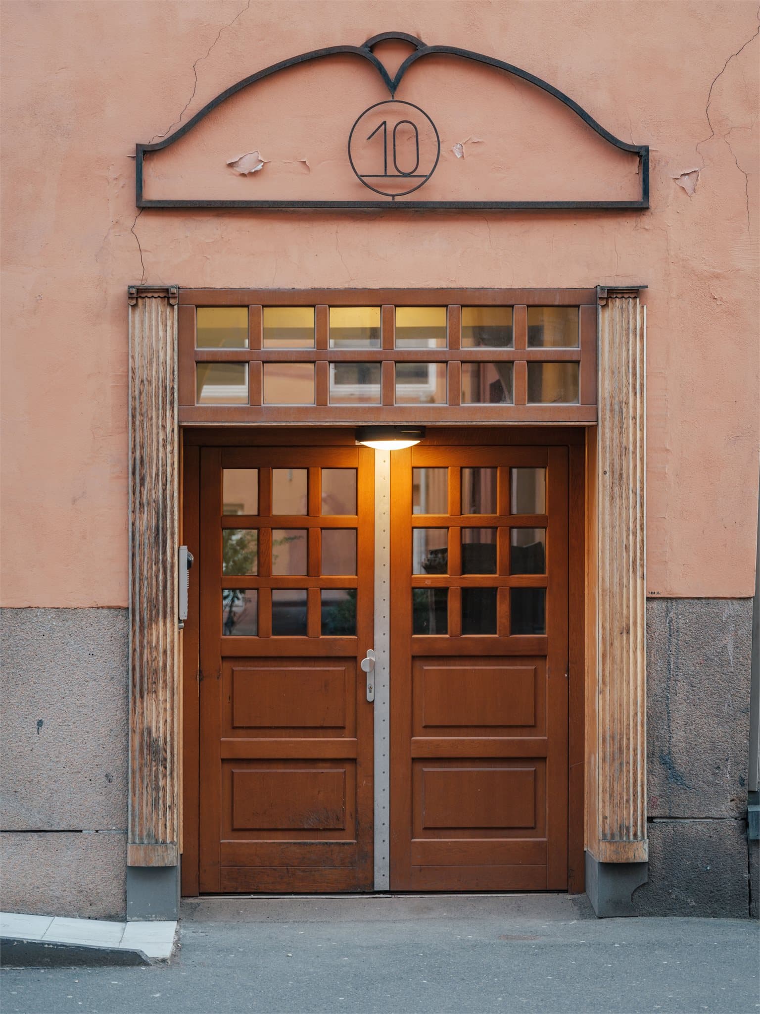Velkommen til Kongens gate 10, en klassisk bygård fra 1850 i hjertet av Oslo.