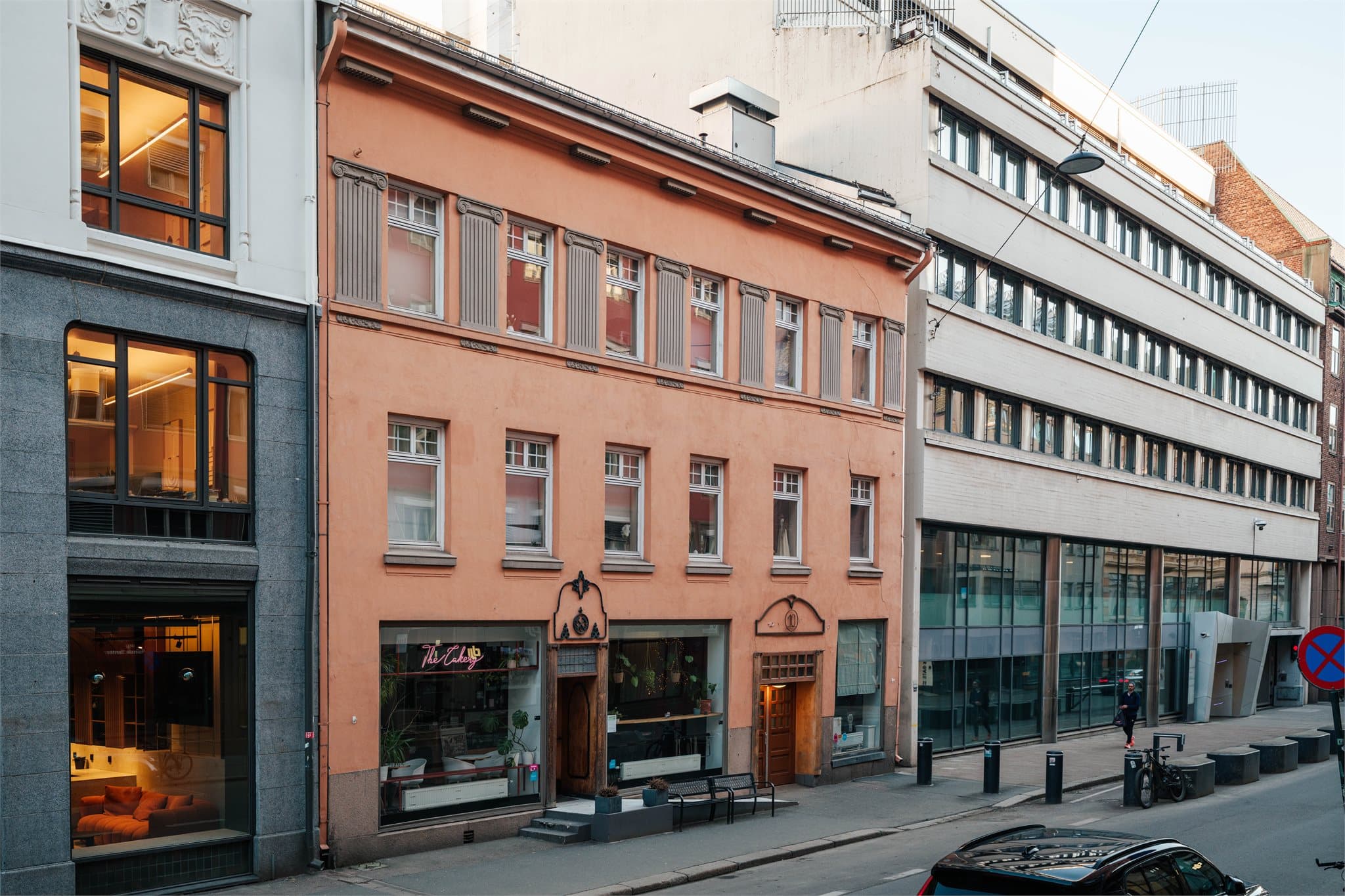 Bygården har en svært sentral, men likevel tilbaketrukket beliggenhet i en roligere gate i Kvadraturen.