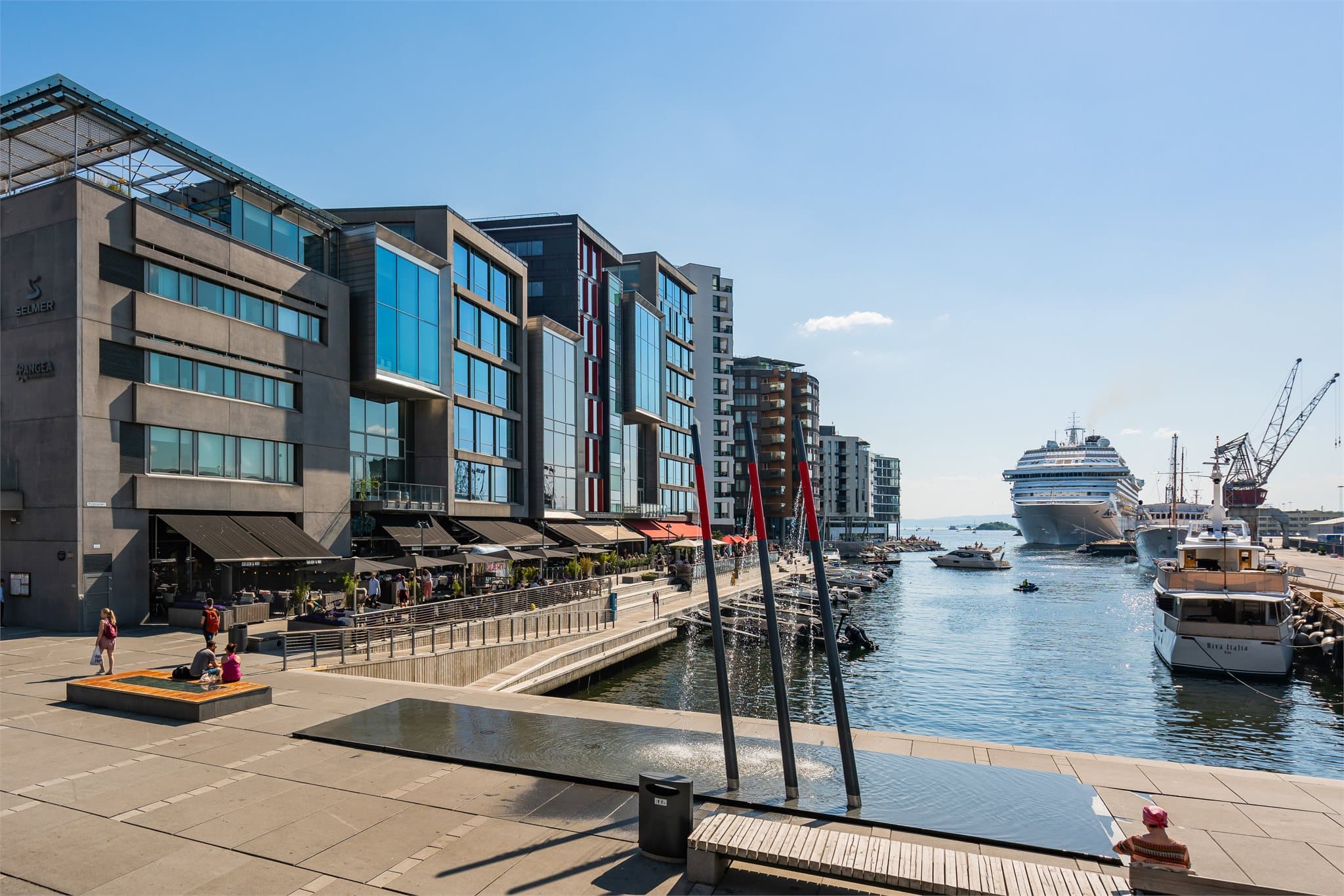 En kort spasertur unna ligger Aker Brygge og Tjuvholmen, med et rikt utvalg av restauranter, butikker og rekreasjonsmuligheter ved sjøen.
