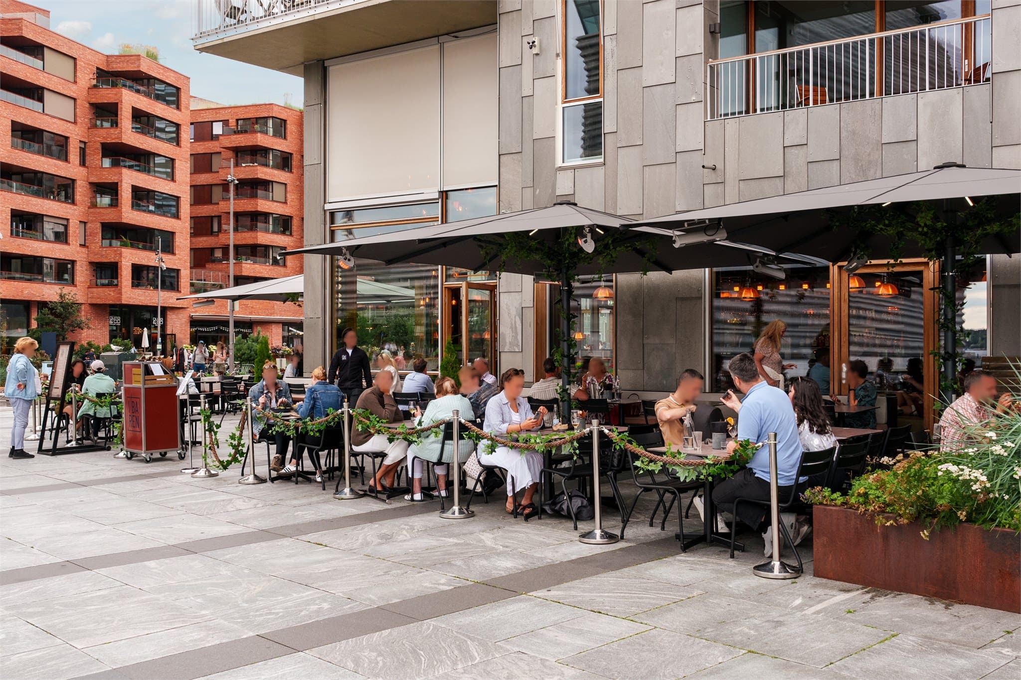 Nærområdet har gjennomgått betydelig oppgradering og huser i dag flere anerkjente restauranter og hyggelige kafeer.