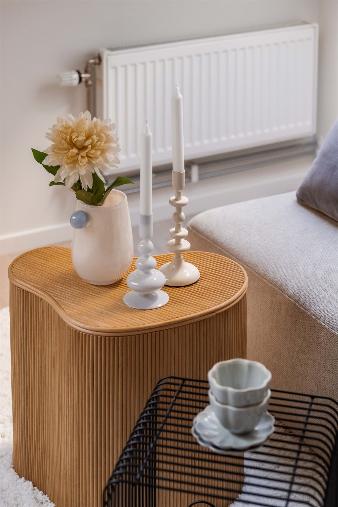 Oppvarming via radiatorer tilknyttet felles anlegg for fjernvarme. Både fjernvarme og varmtvann er inkludert i felleskostnadene.