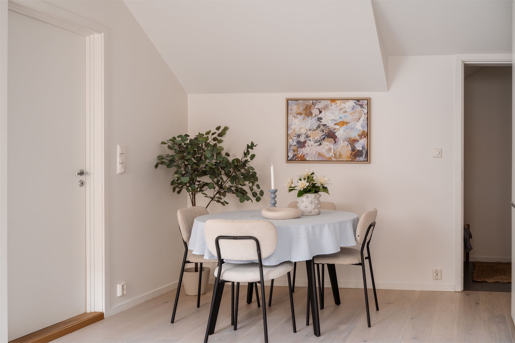 Glatte, hvite innerdører bidrar til et helhetlig og rent uttrykk i leiligheten.