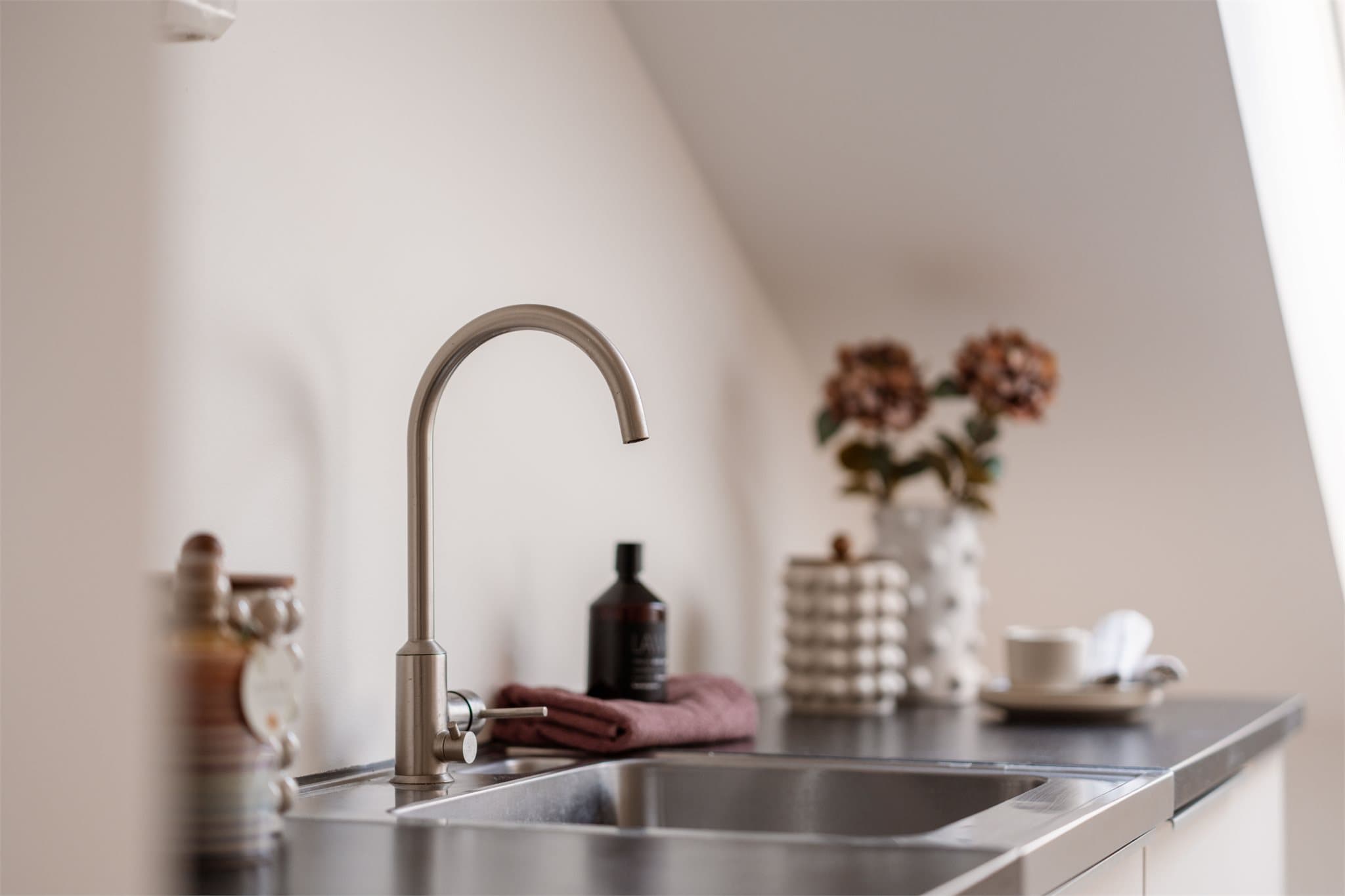 Her er hvitevarene integrert , deriblant platetopp, stekeovn, oppvaskmaskin og ventilator noe som gir et helhetlig og funksjonelt kjøkken.