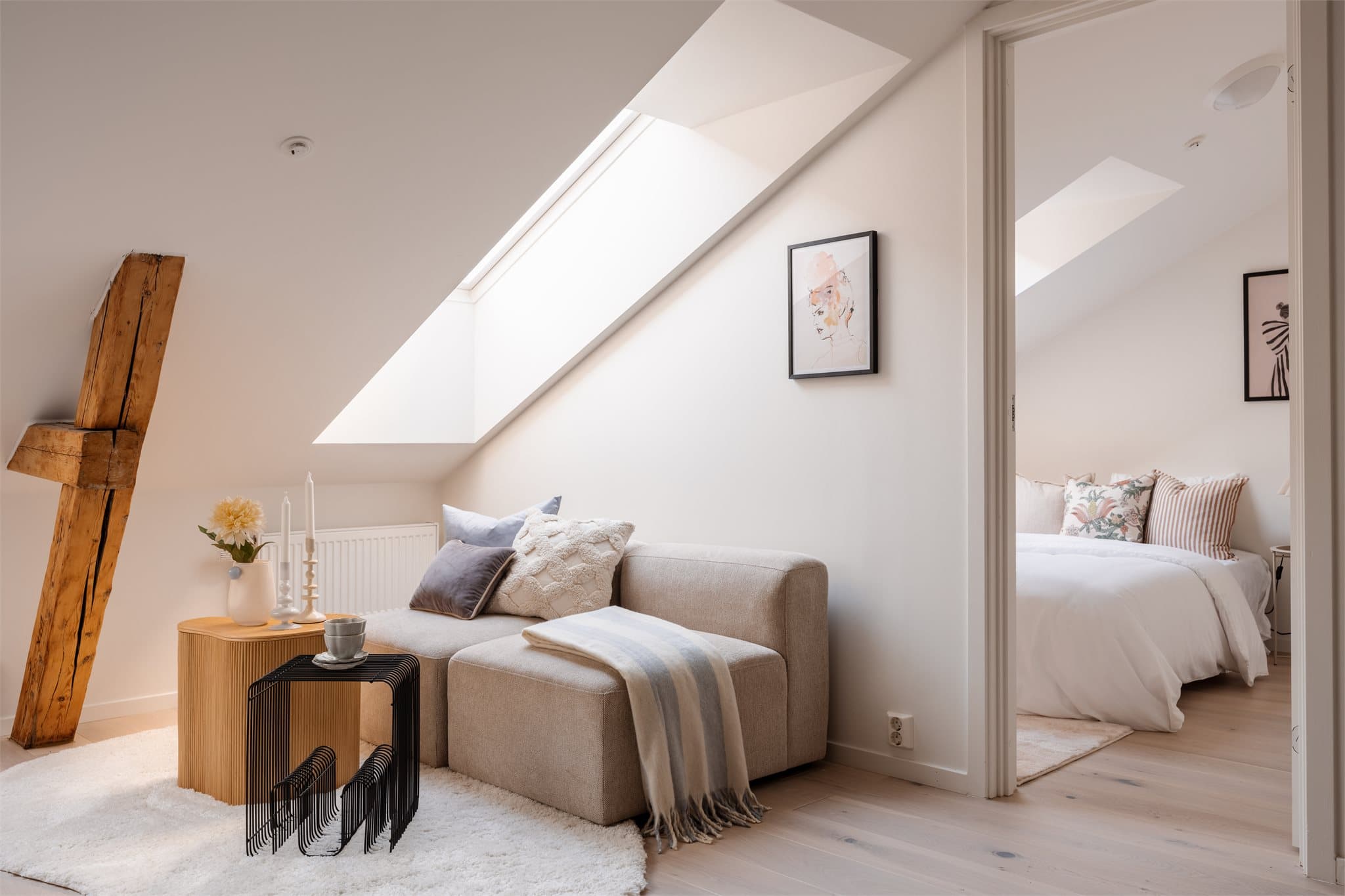 Fra stuen er det inngang til et adskilt og privat soverom. En synlig trebjelke er bevart og gir rommet særpreg.