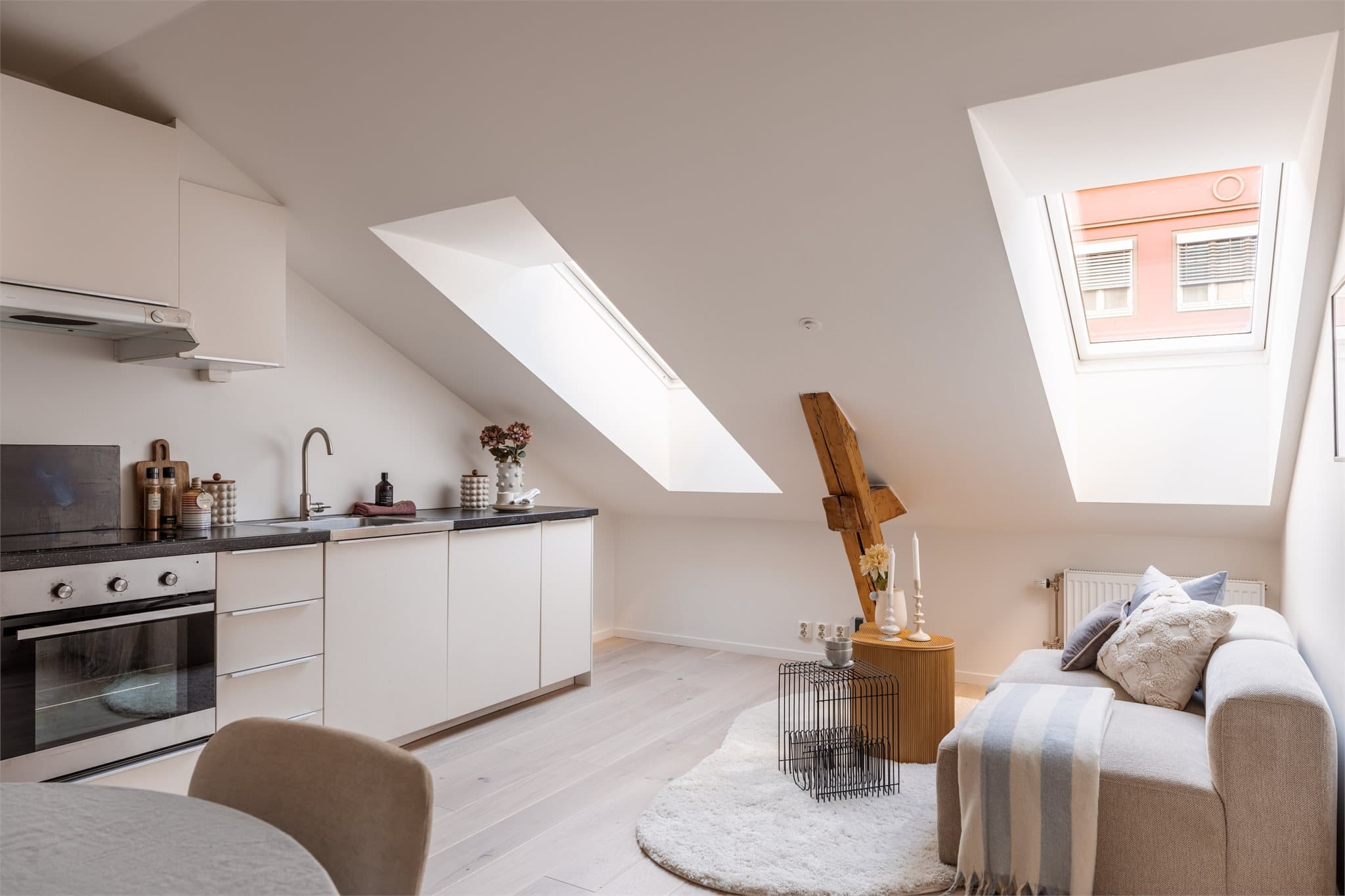 Loftsleilighetens karakteristiske skråtak og takvinduer gir en lys og luftig romfølelse. Balansert ventilasjon sørger for et sunt inneklima.